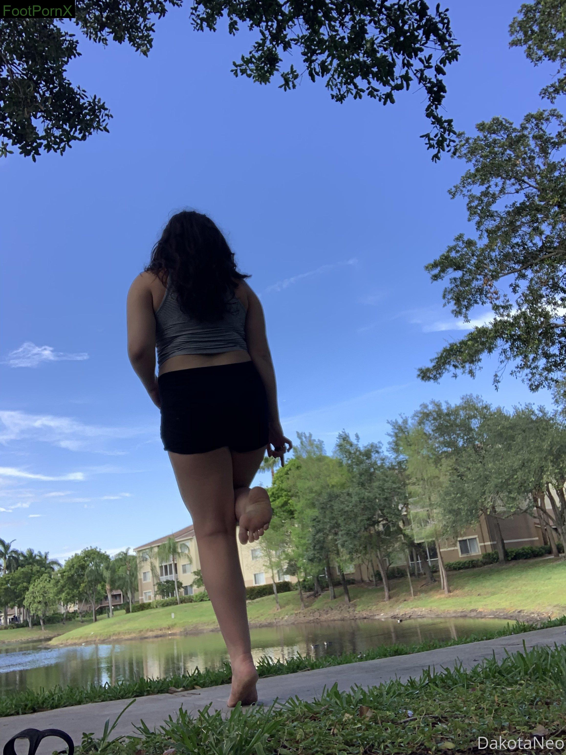 dakotaneo feet photo 8