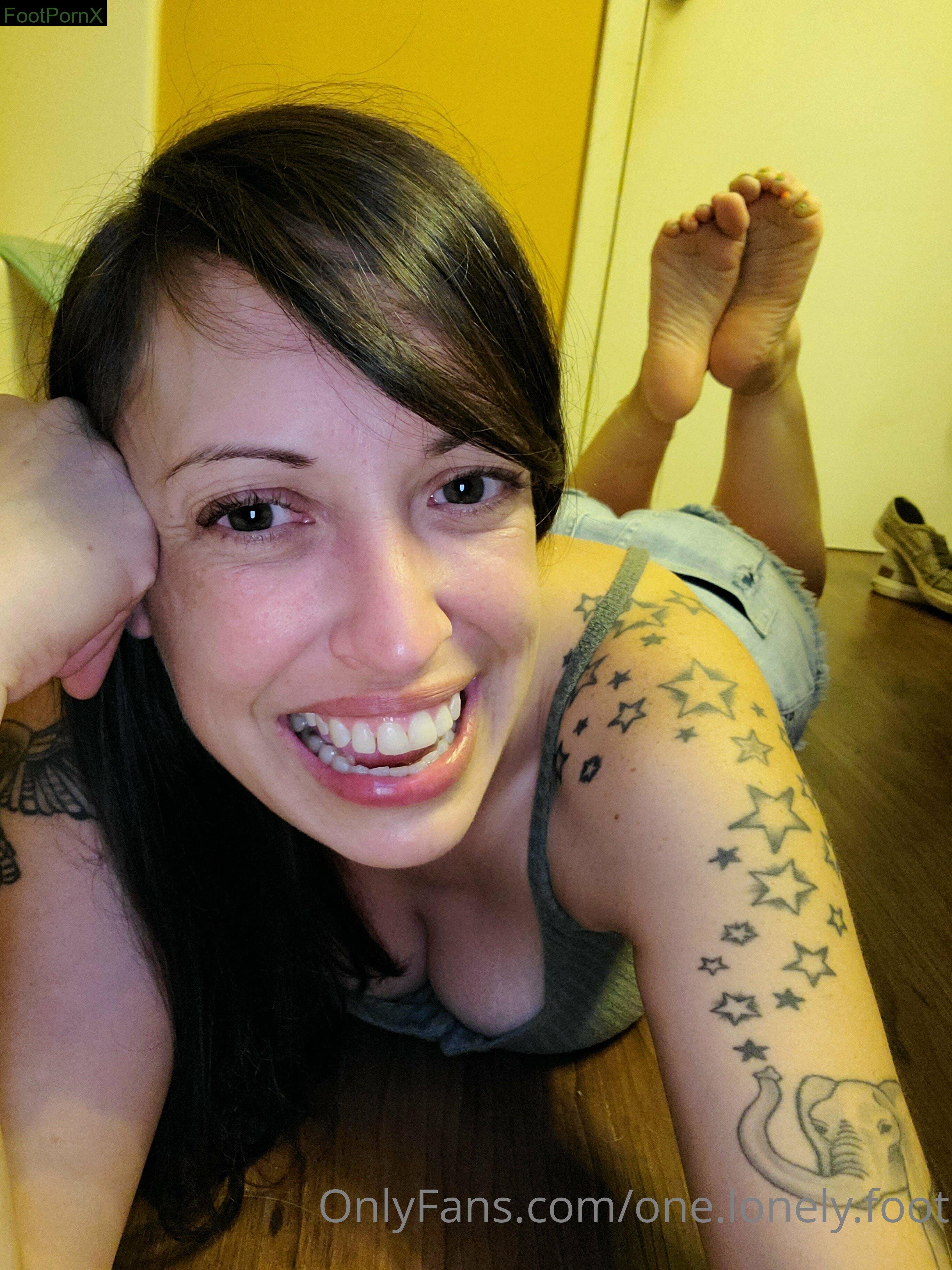one.lonely.foot feet photo 6