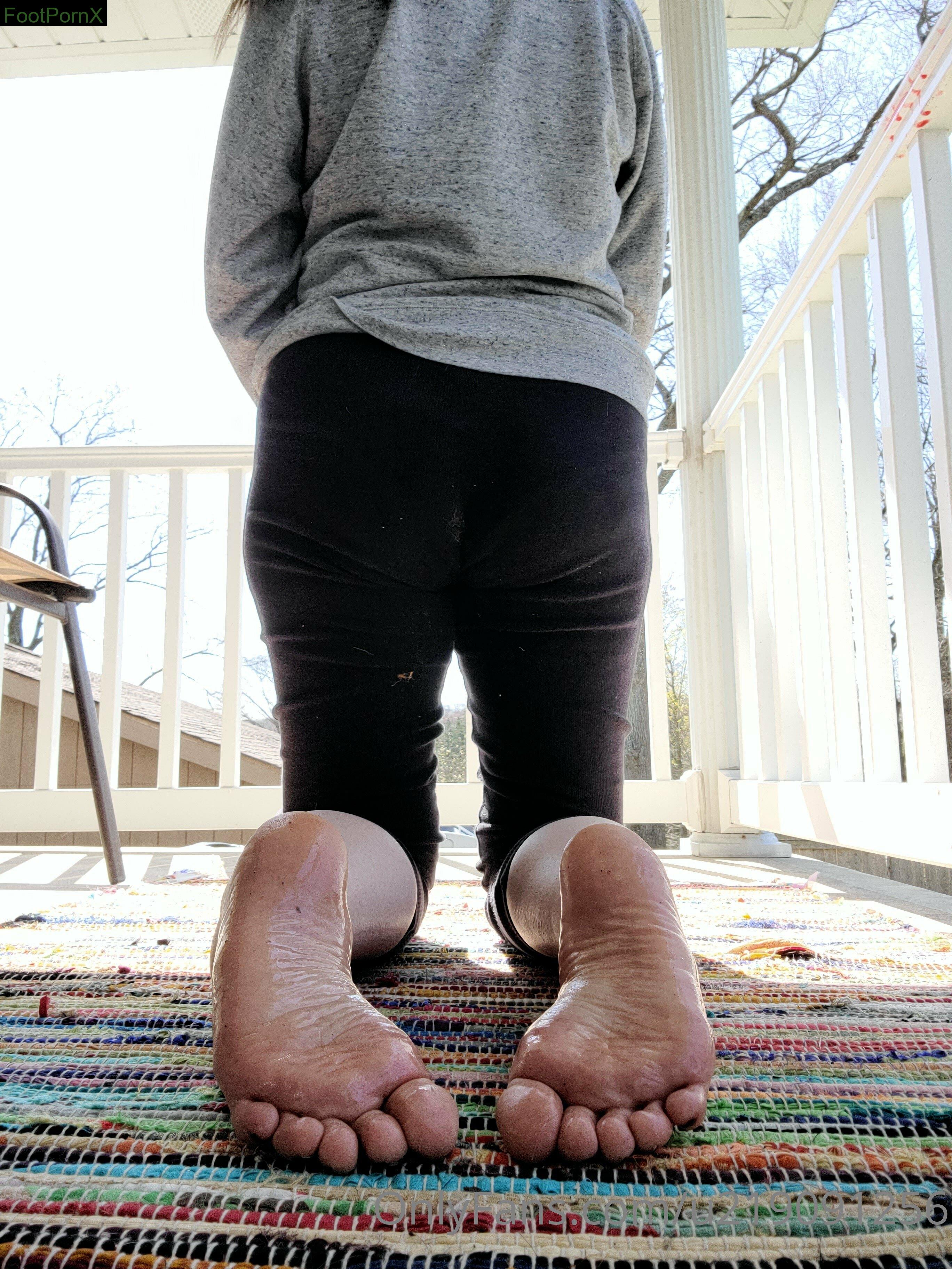 one.lonely.foot feet photo 3