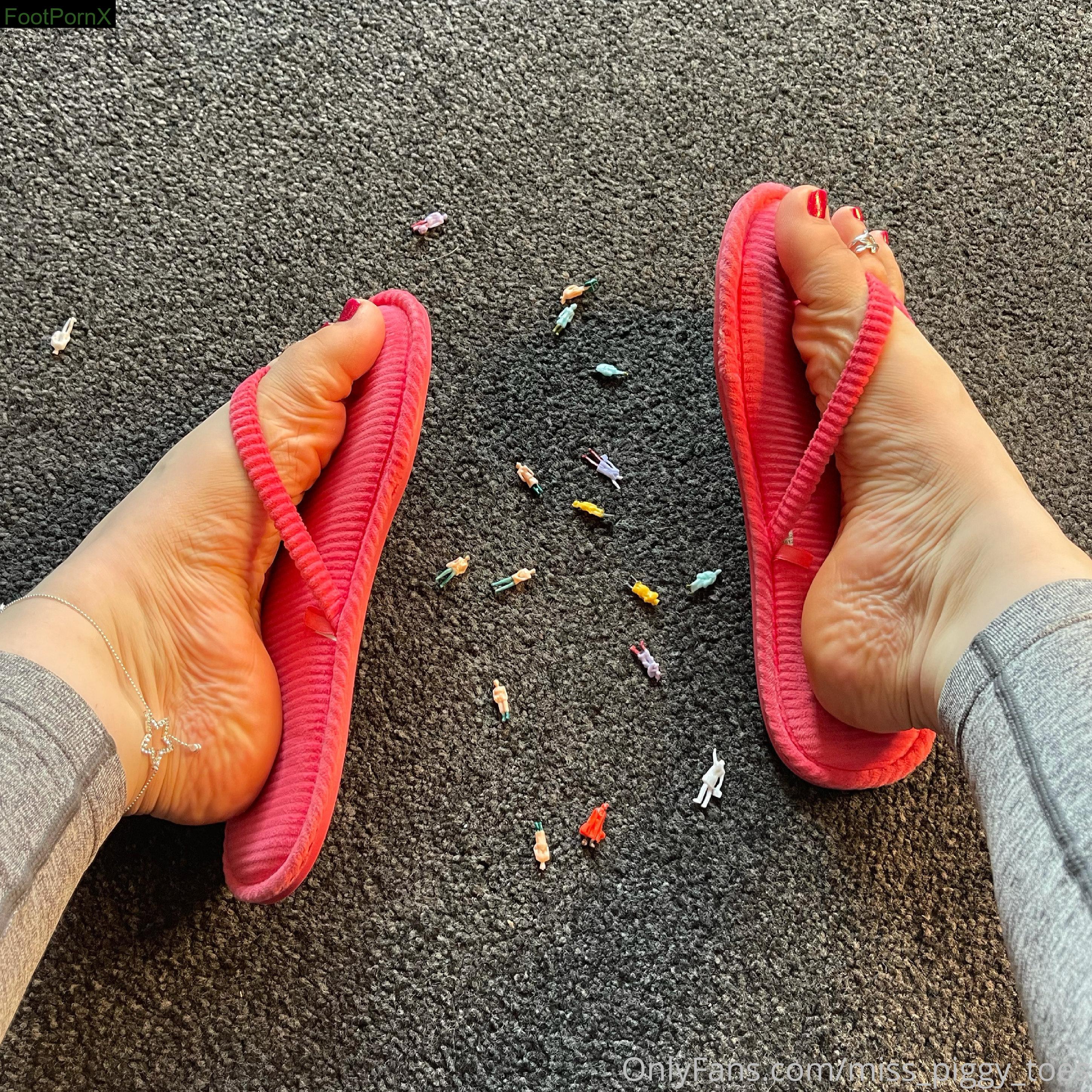 miss_piggy_toes feet photo 3