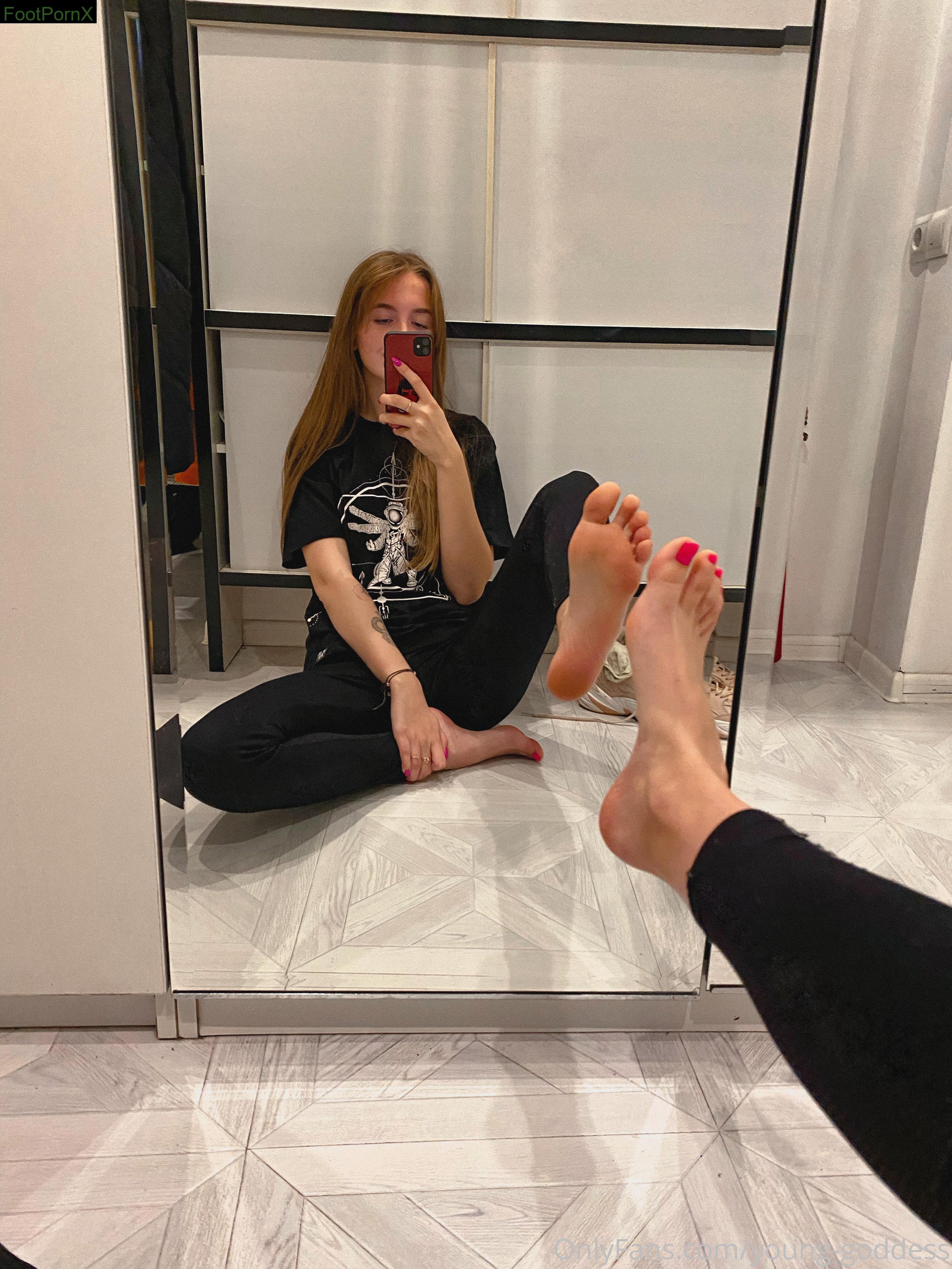 young-goddess feet photo 3