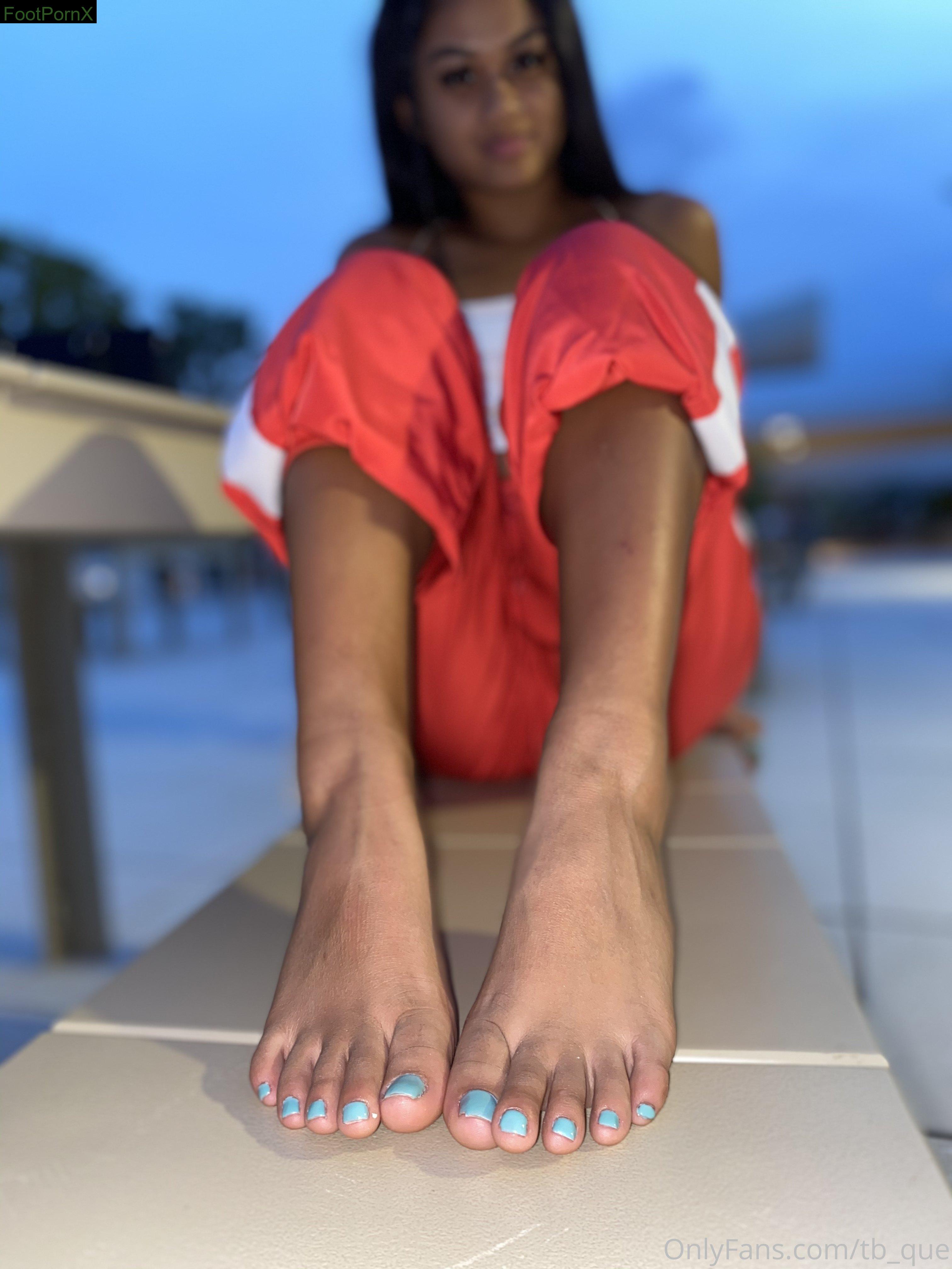 tb_que feet photo 22