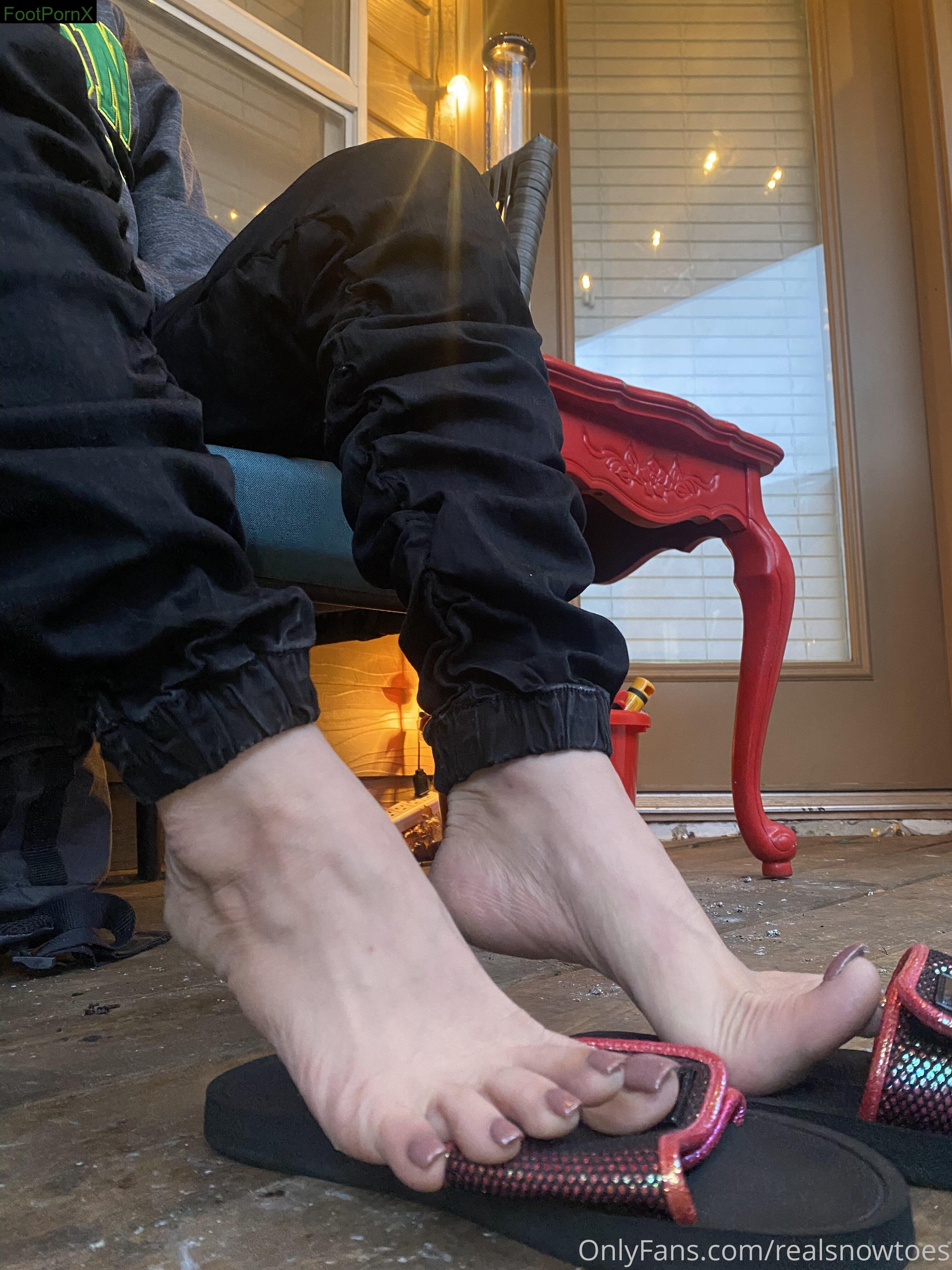 realsnowtoes feet photo 19