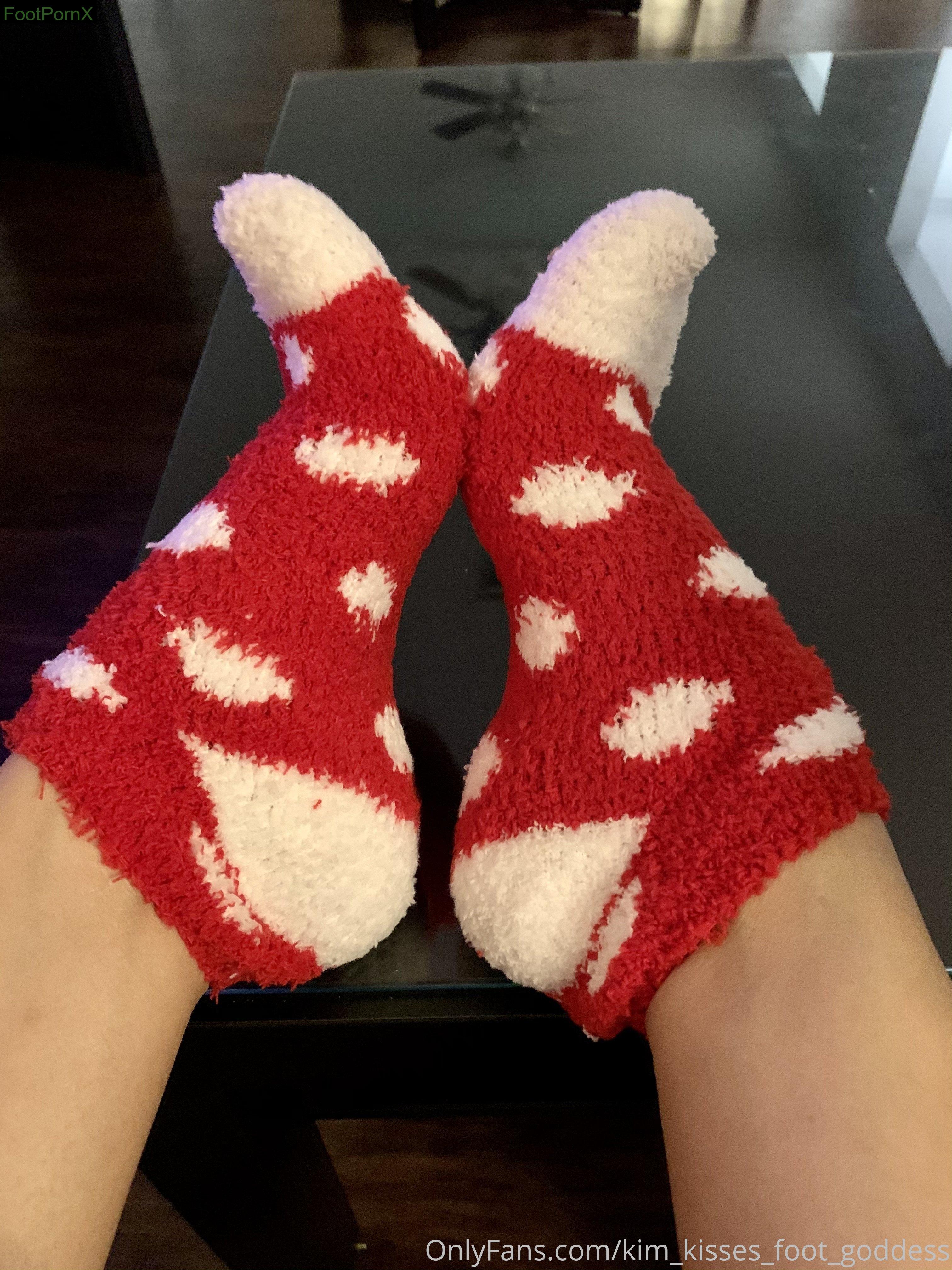 kim_kisses_foot_goddess feet photo 5