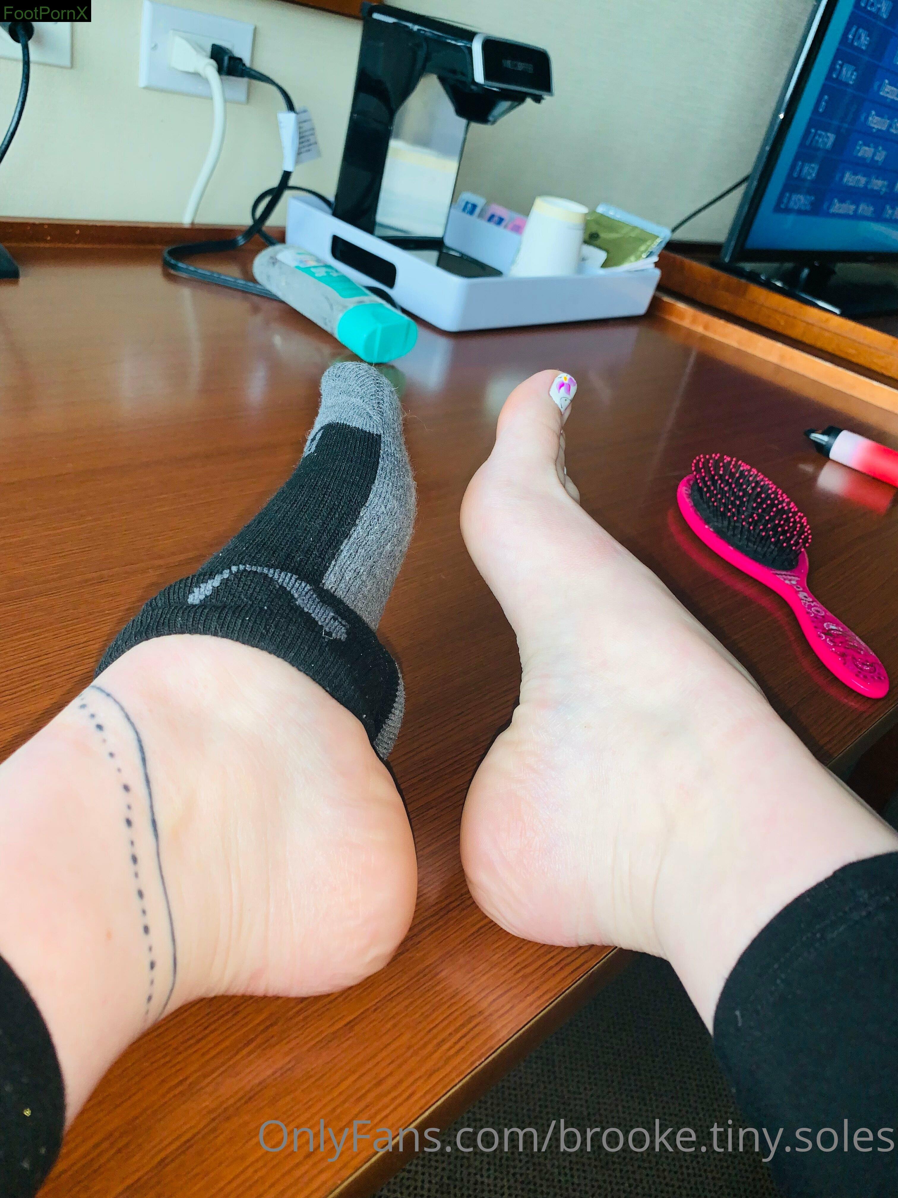 brooke.tiny.soles feet photo 20