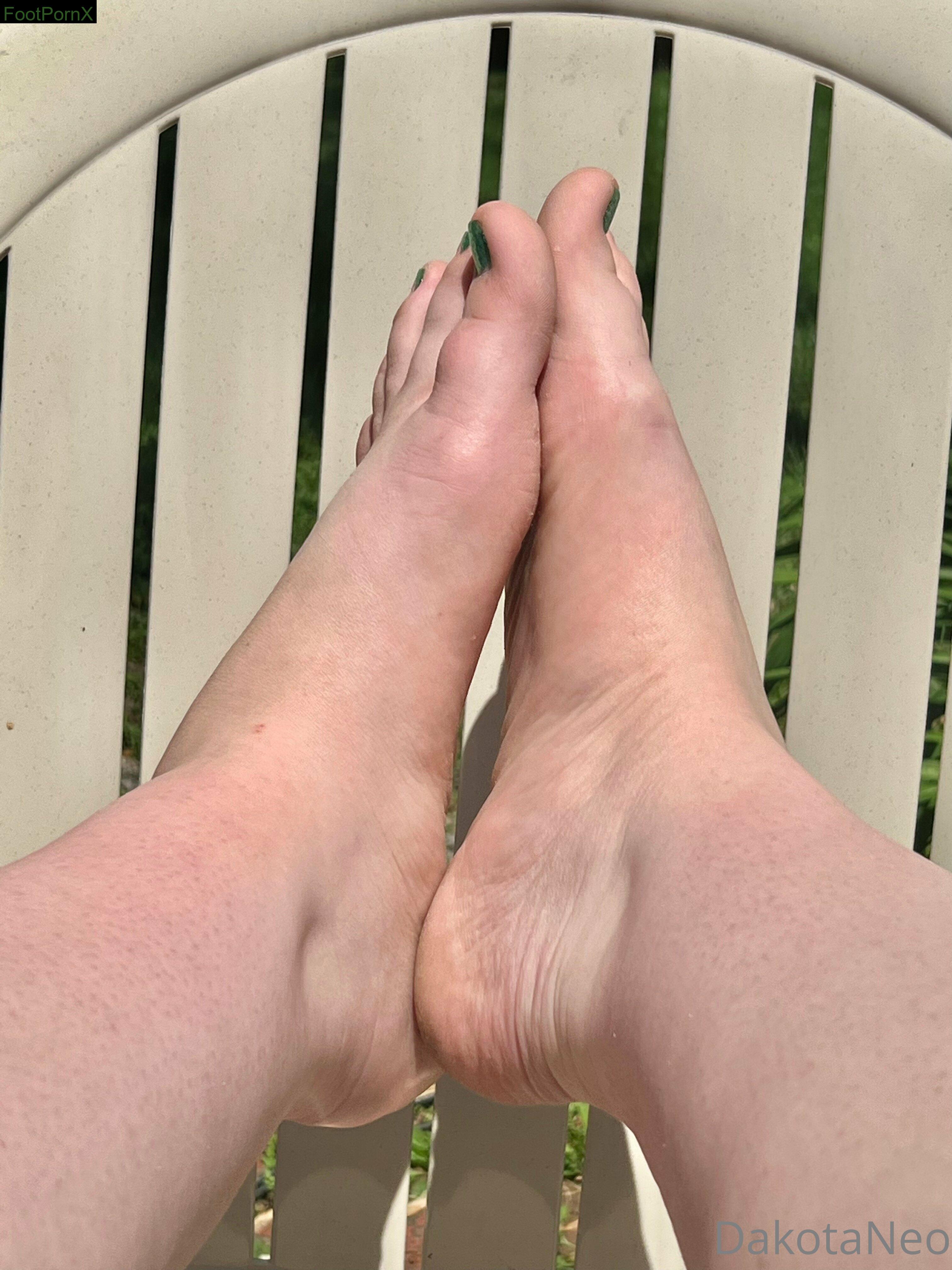 dakotaneo feet photo 24