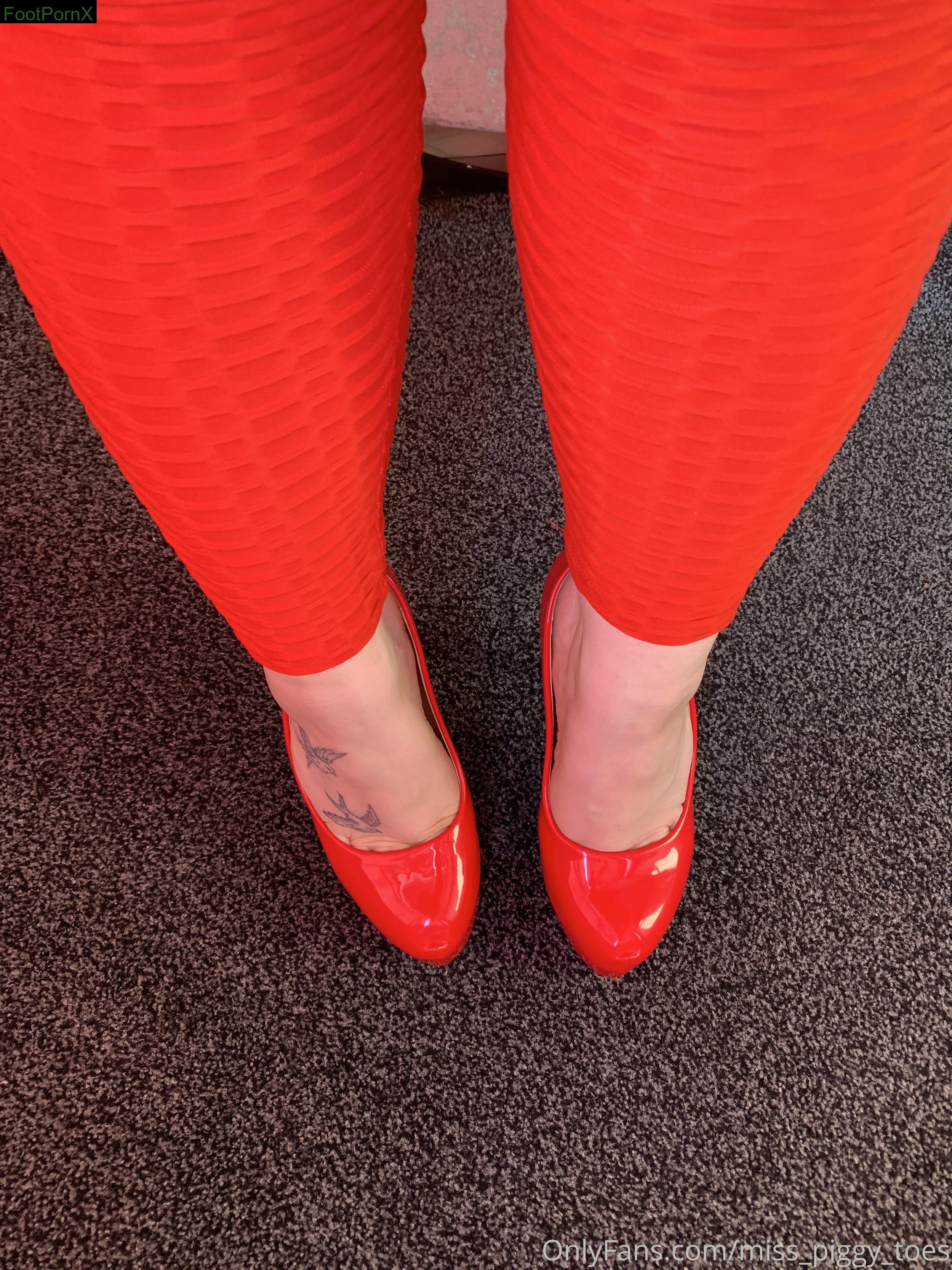 miss_piggy_toes feet photo 19