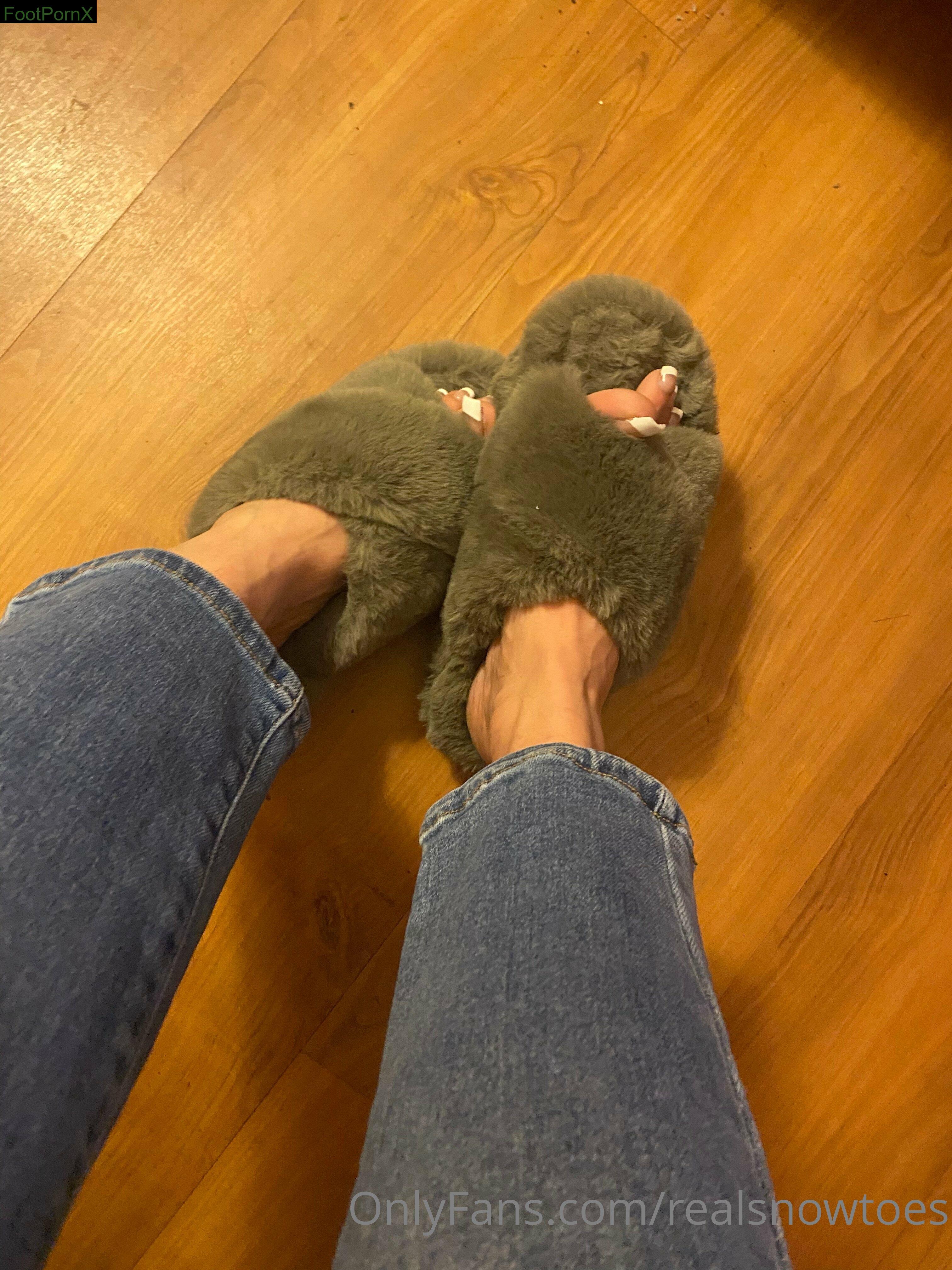 realsnowtoes feet photo 13