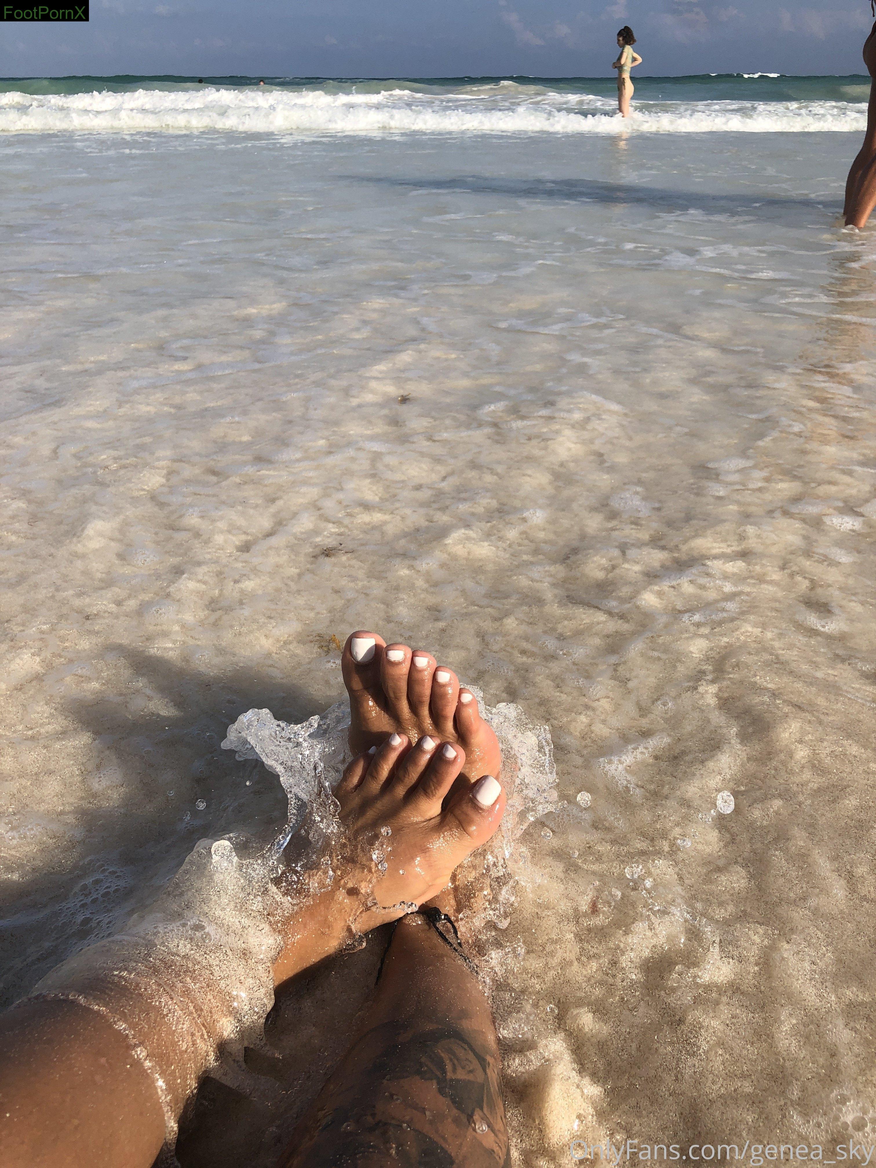 genea_sky feet photo 12