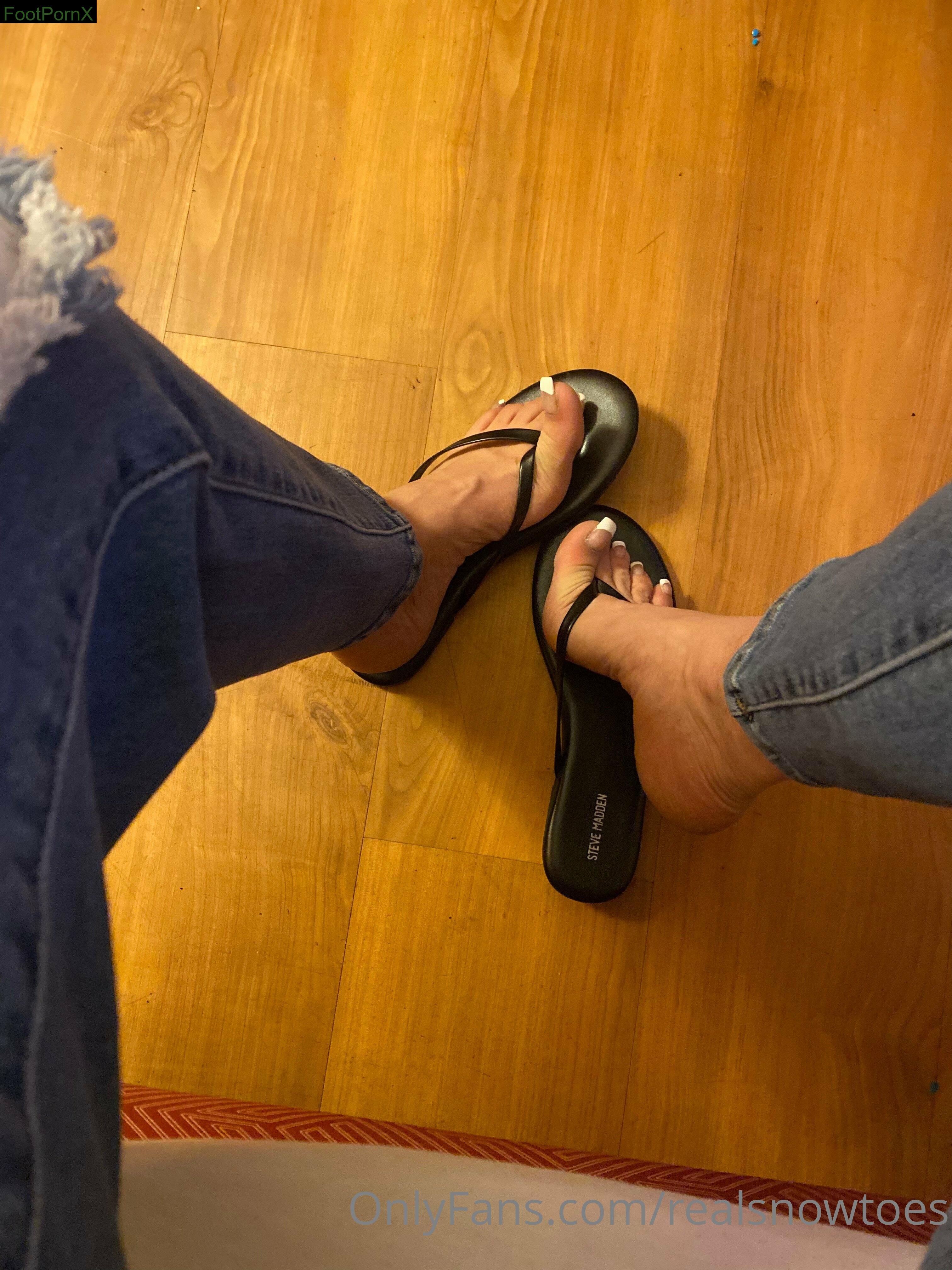 realsnowtoes feet photo 3