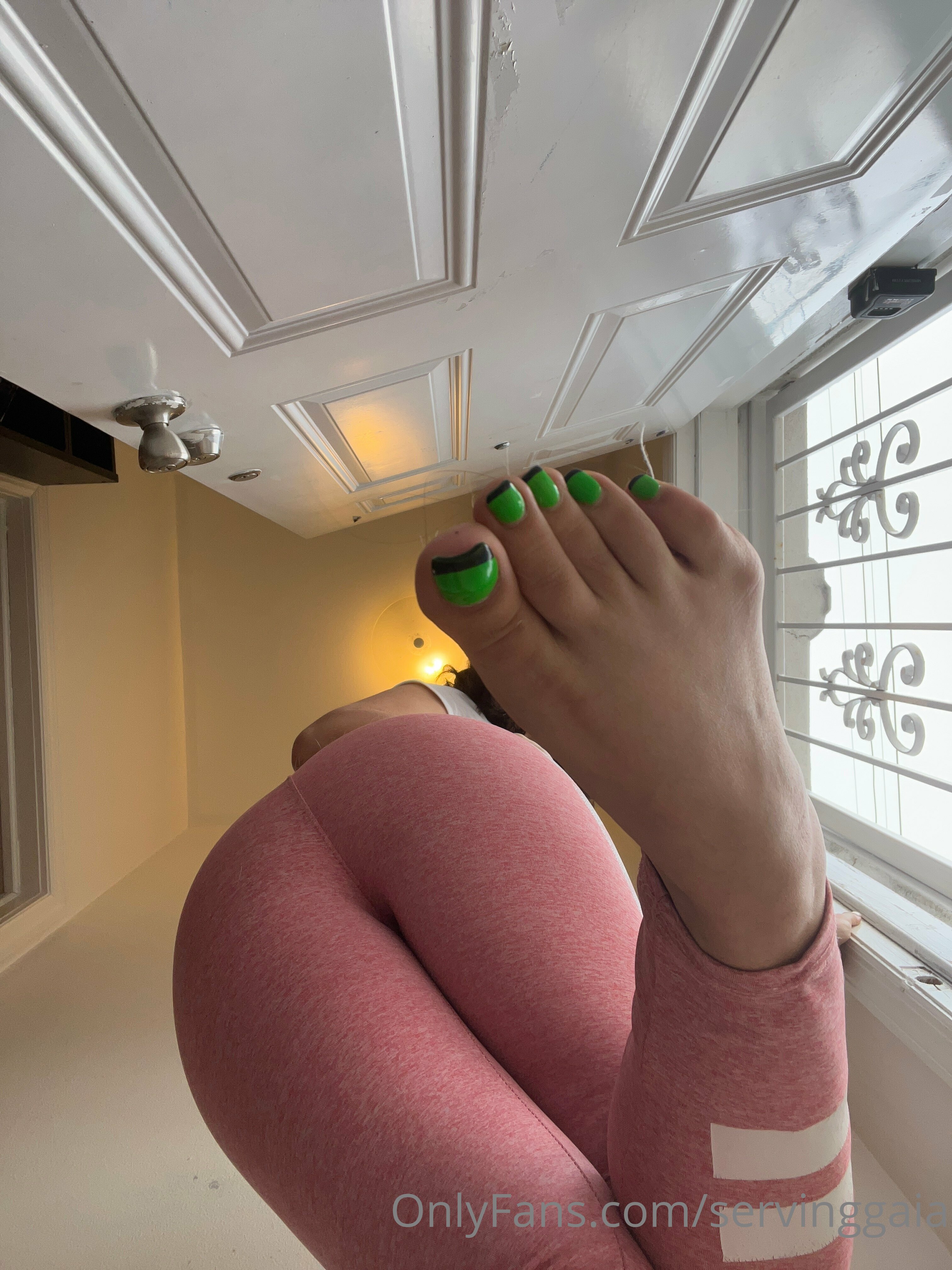 servinggaia feet photo 3