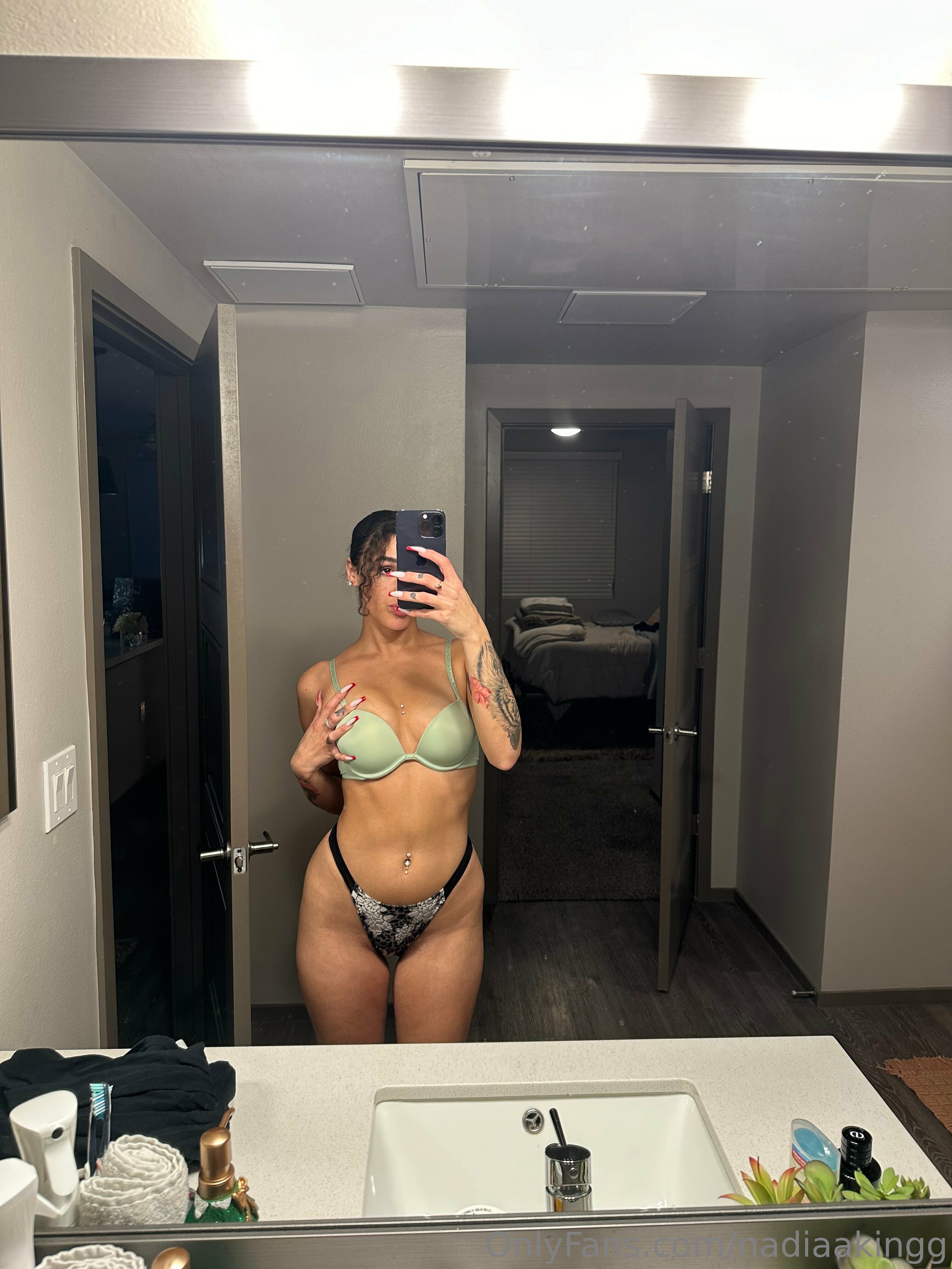 nadiaakingg feet photo 13