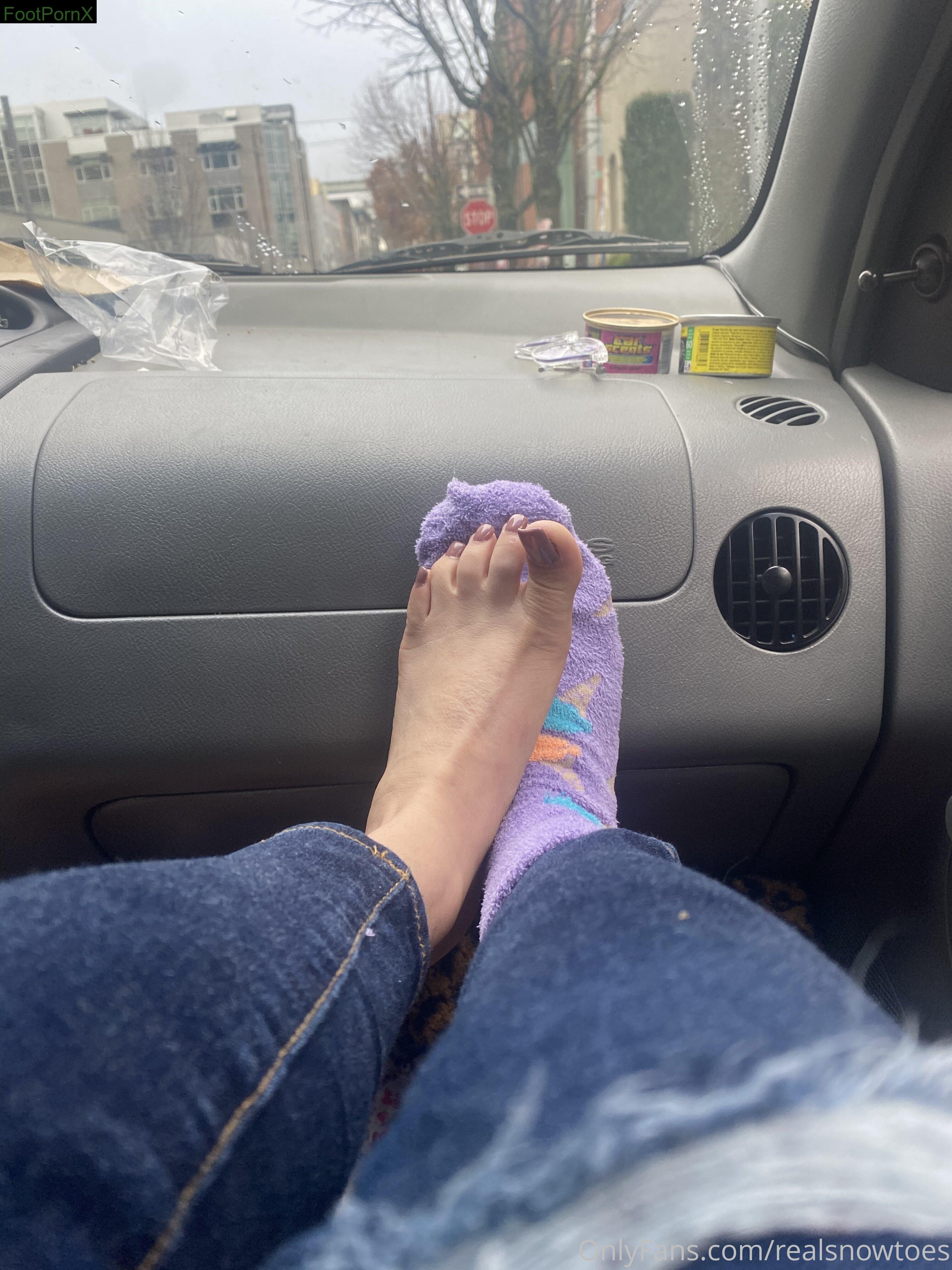 realsnowtoes feet photo 9