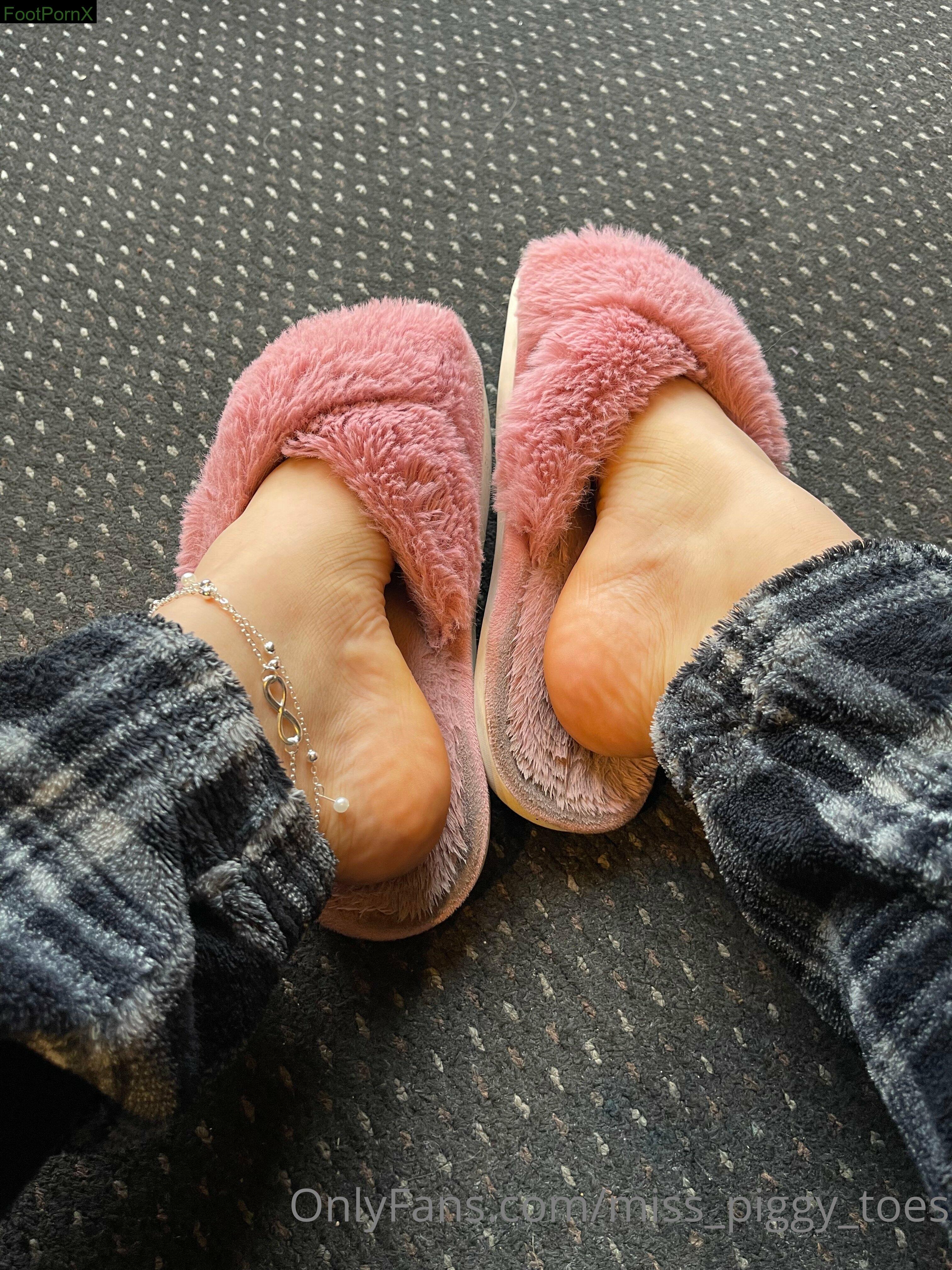 miss_piggy_toes feet photo 13