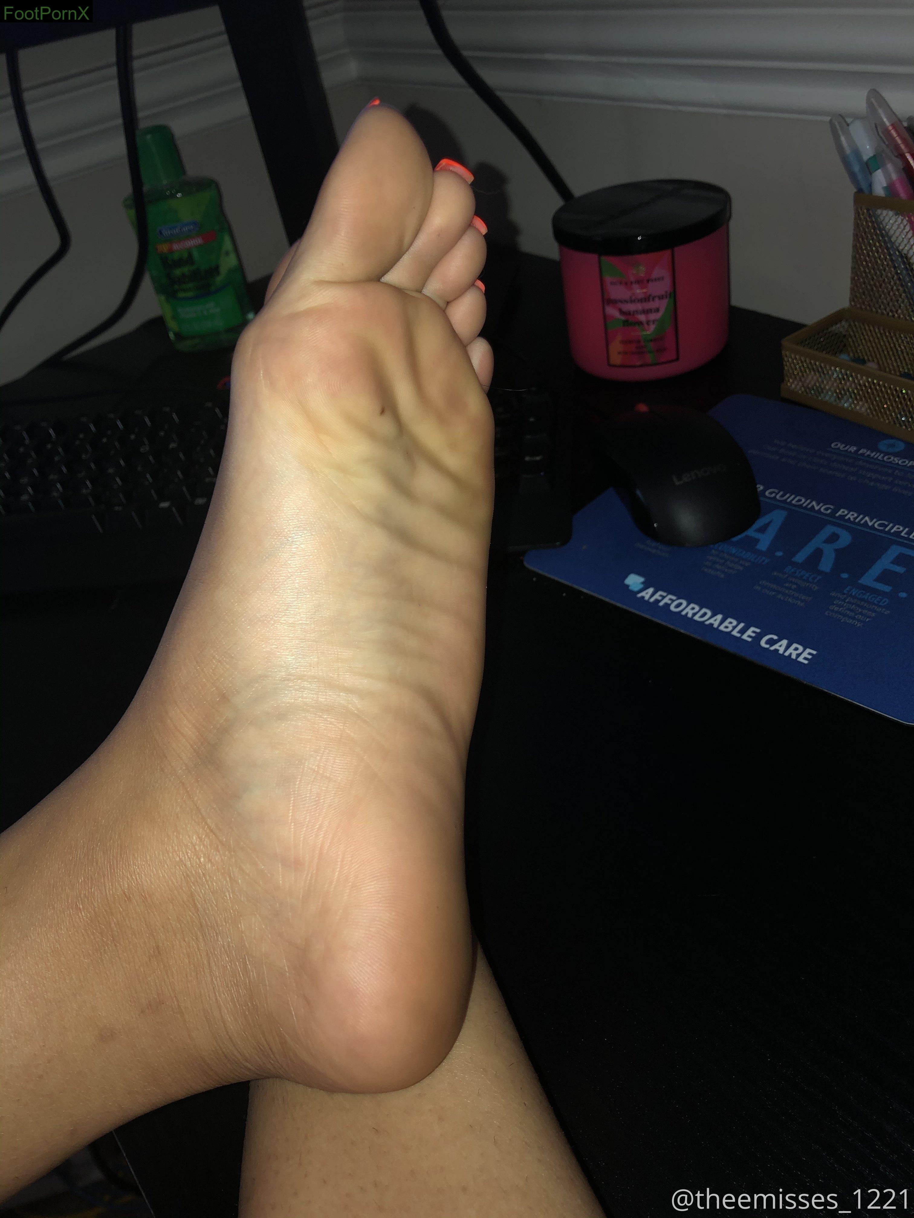 theemisses_1221 feet photo 8