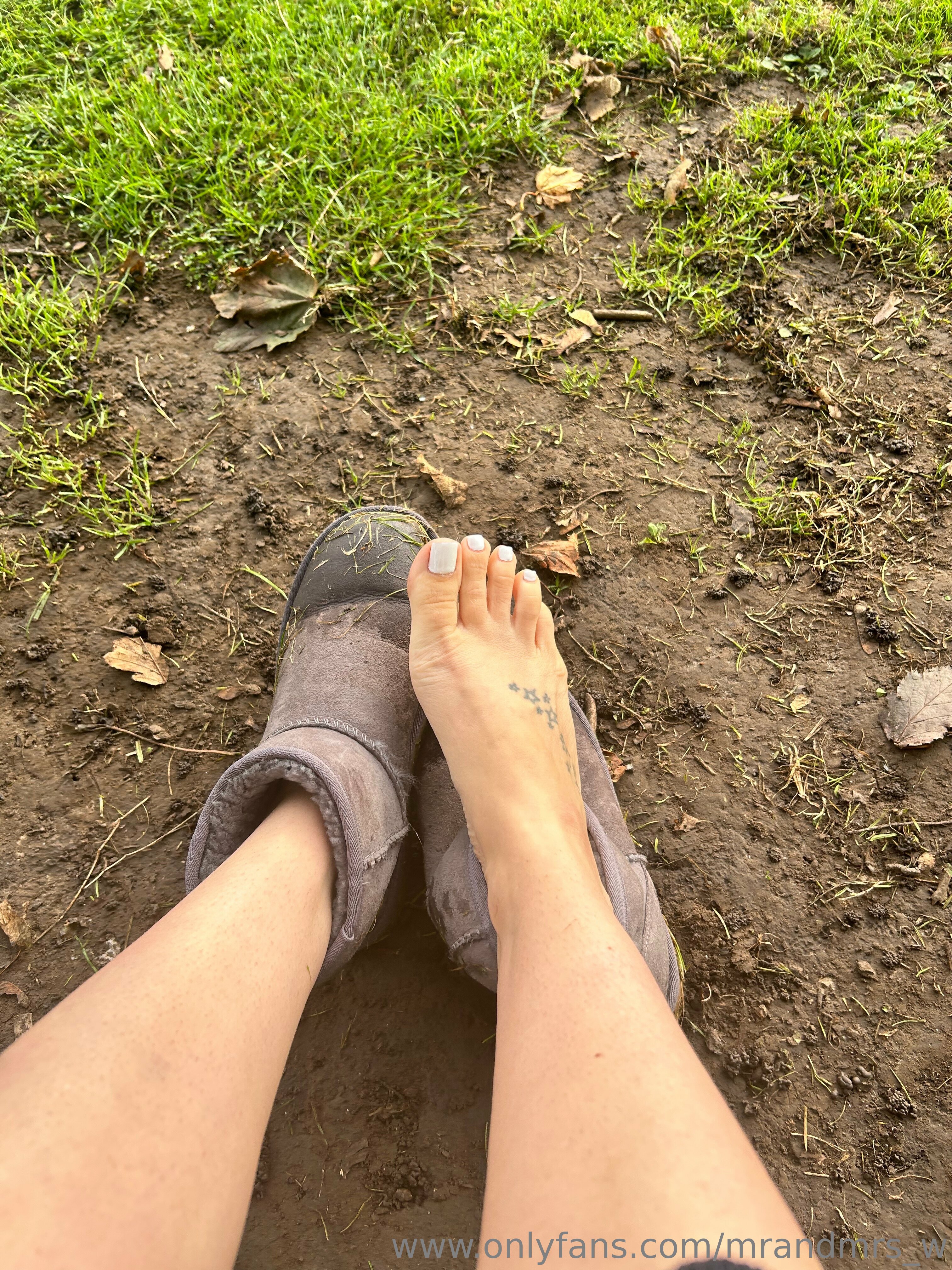 mrandmrs_w feet photo 3