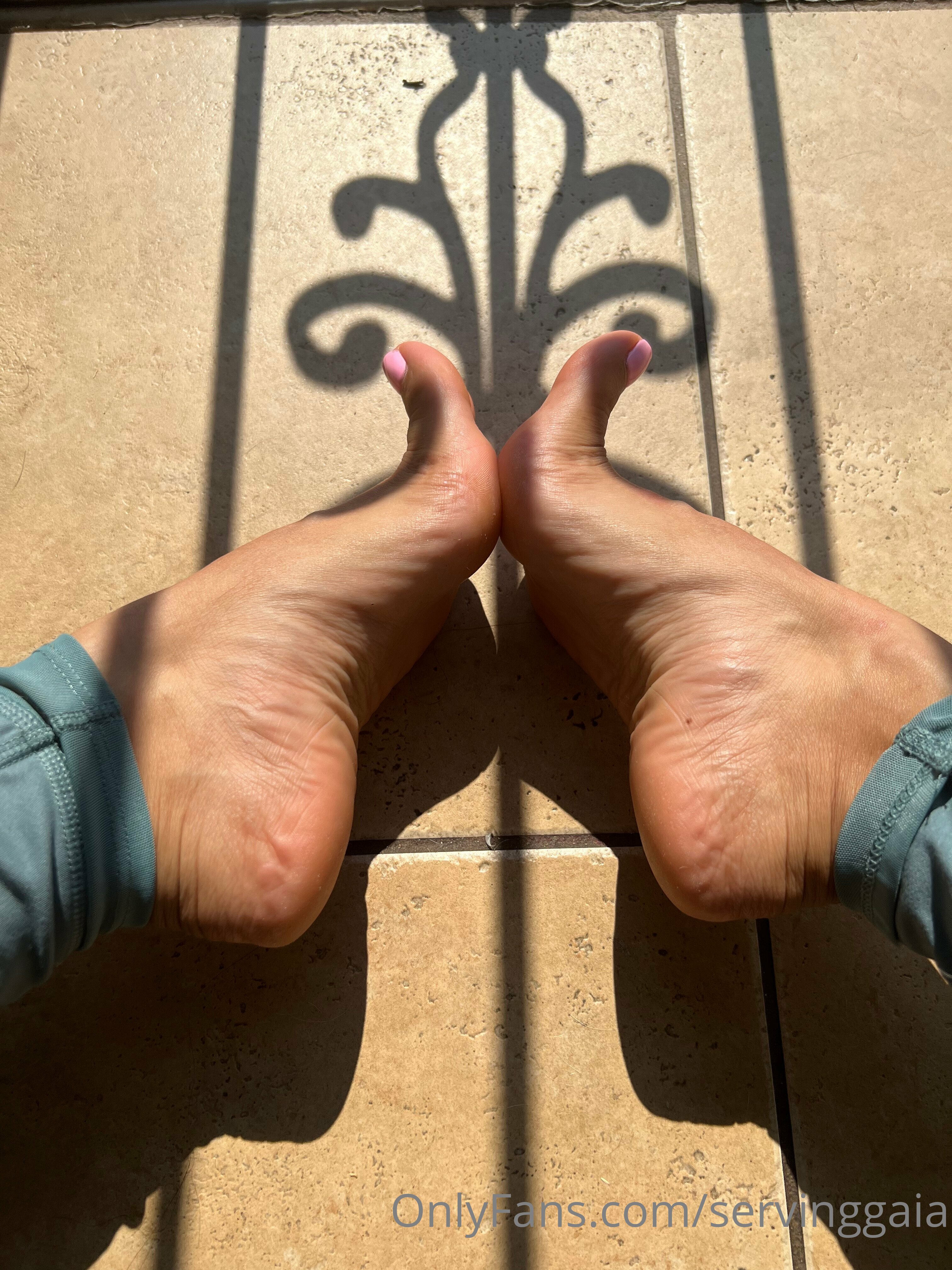 servinggaia feet photo 1