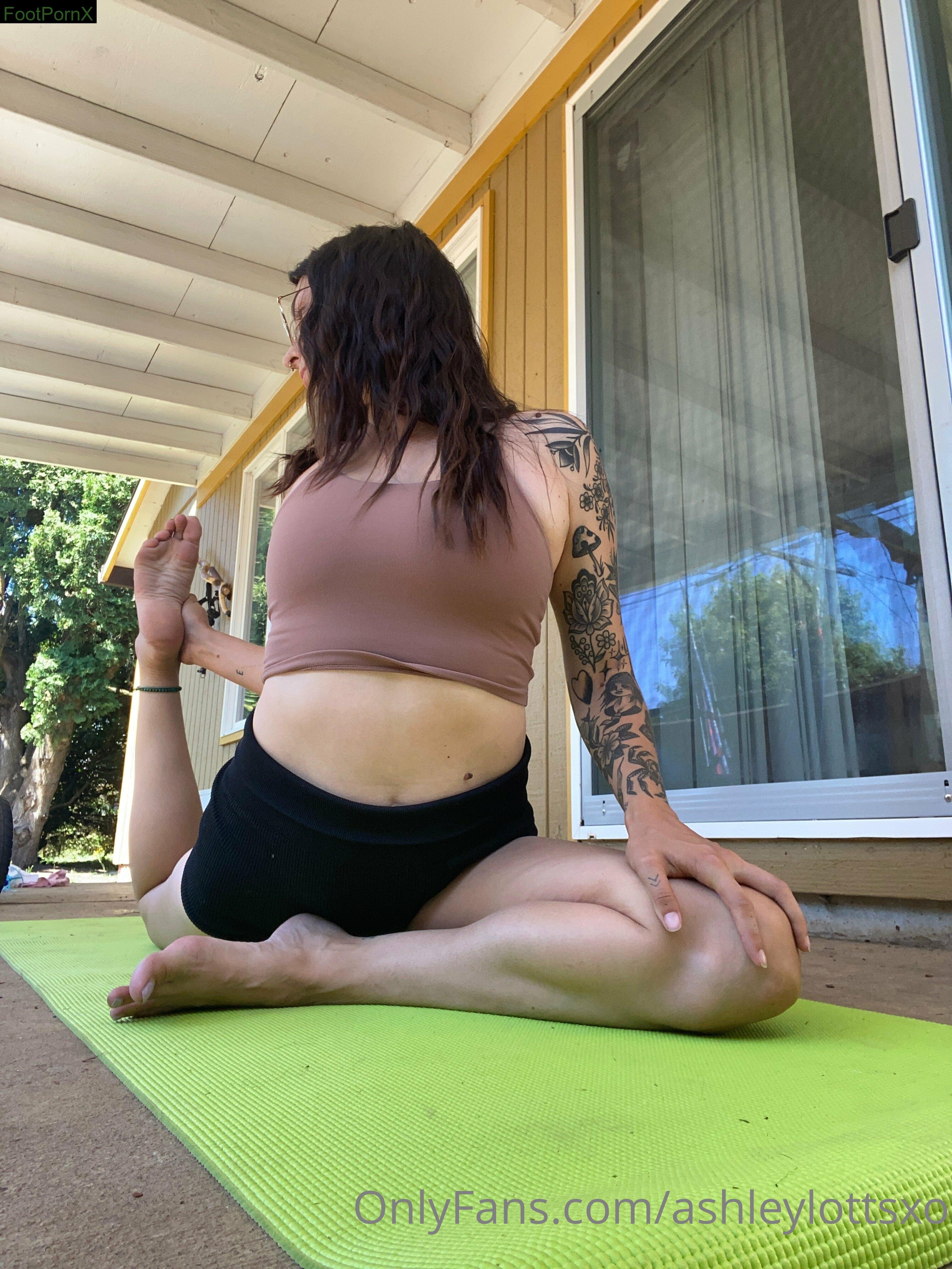 ashleylottsxo feet photo 11