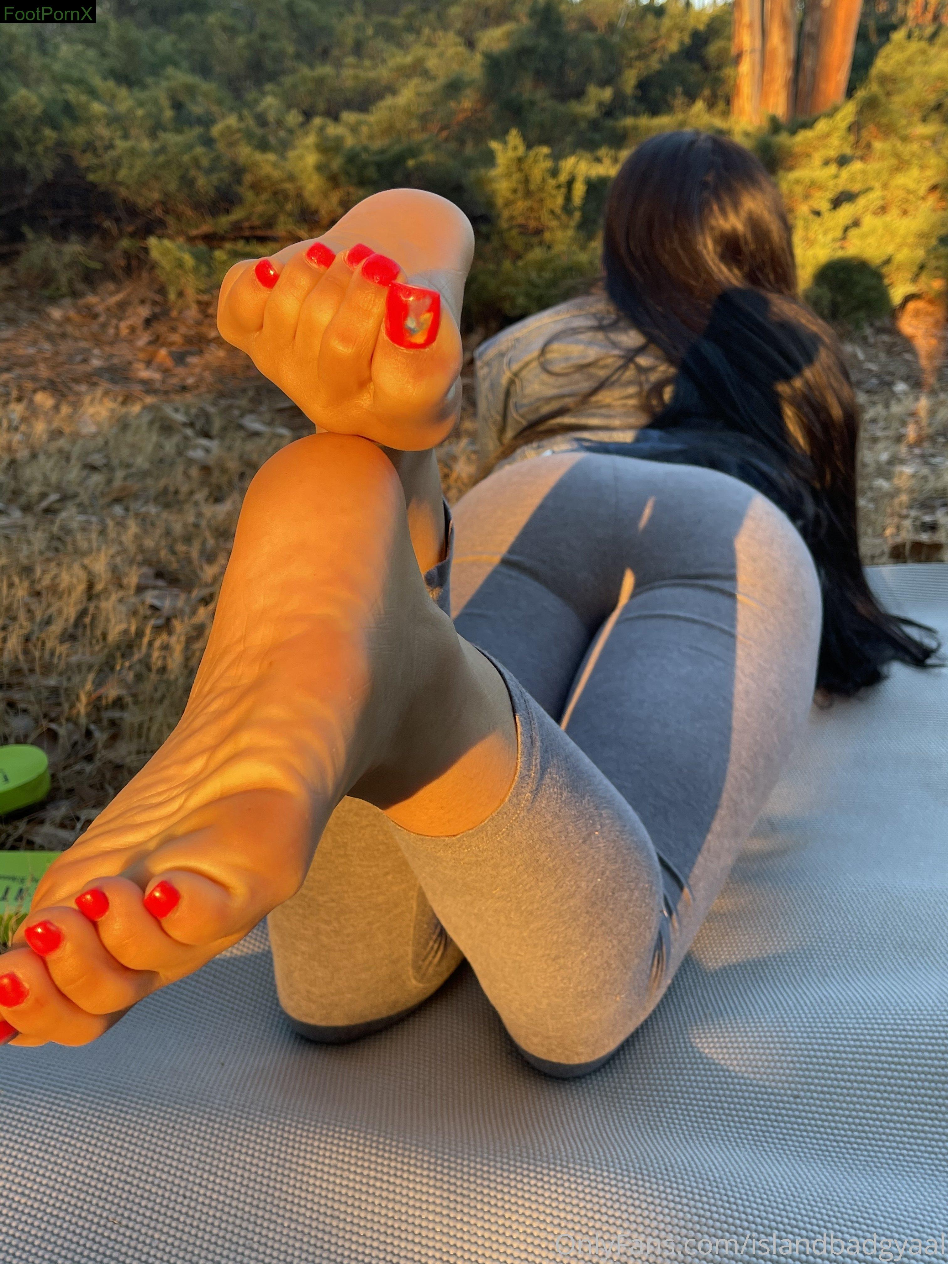 islandbadgyaal feet photo 20
