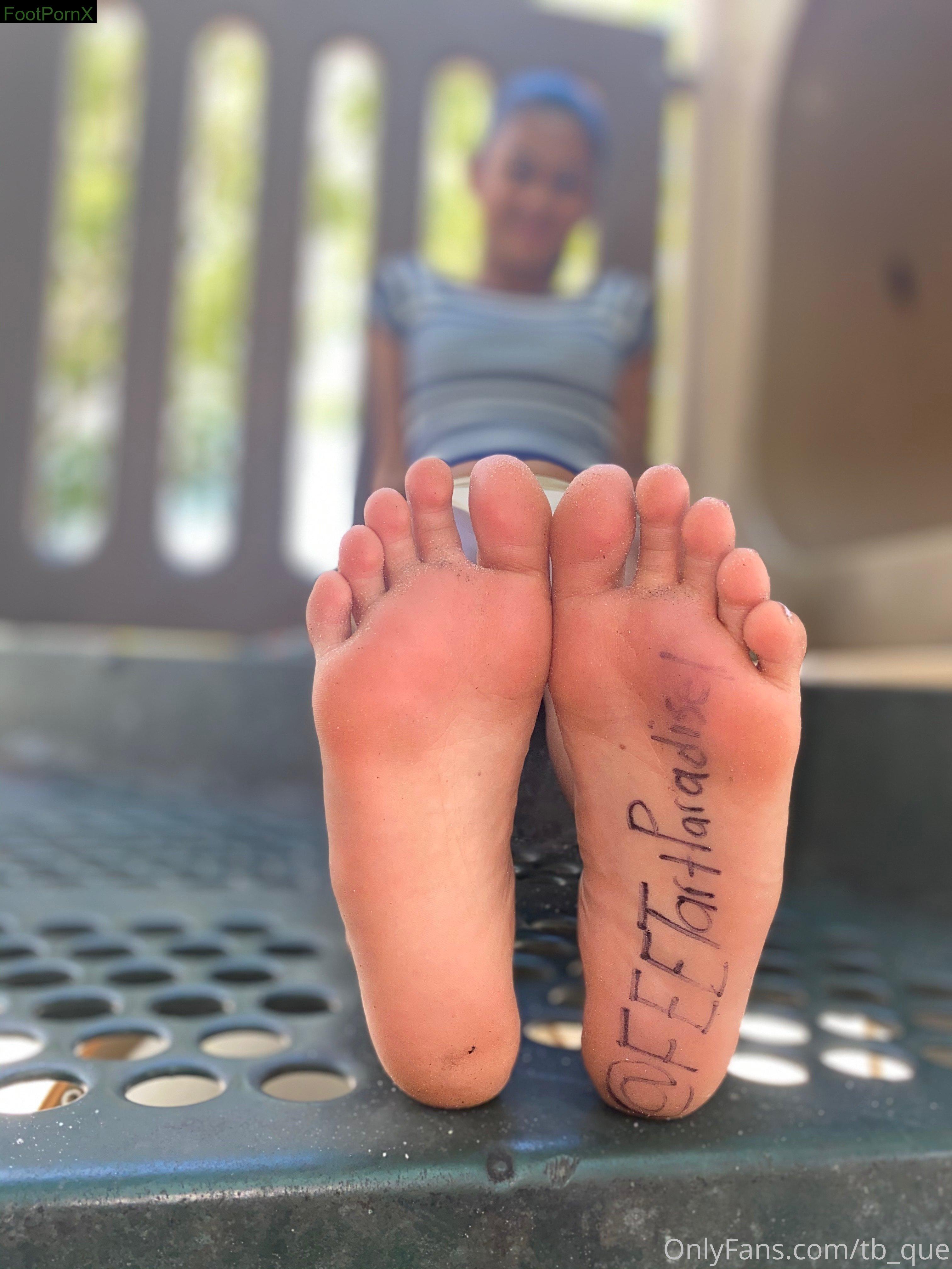 tb_que feet photo 14