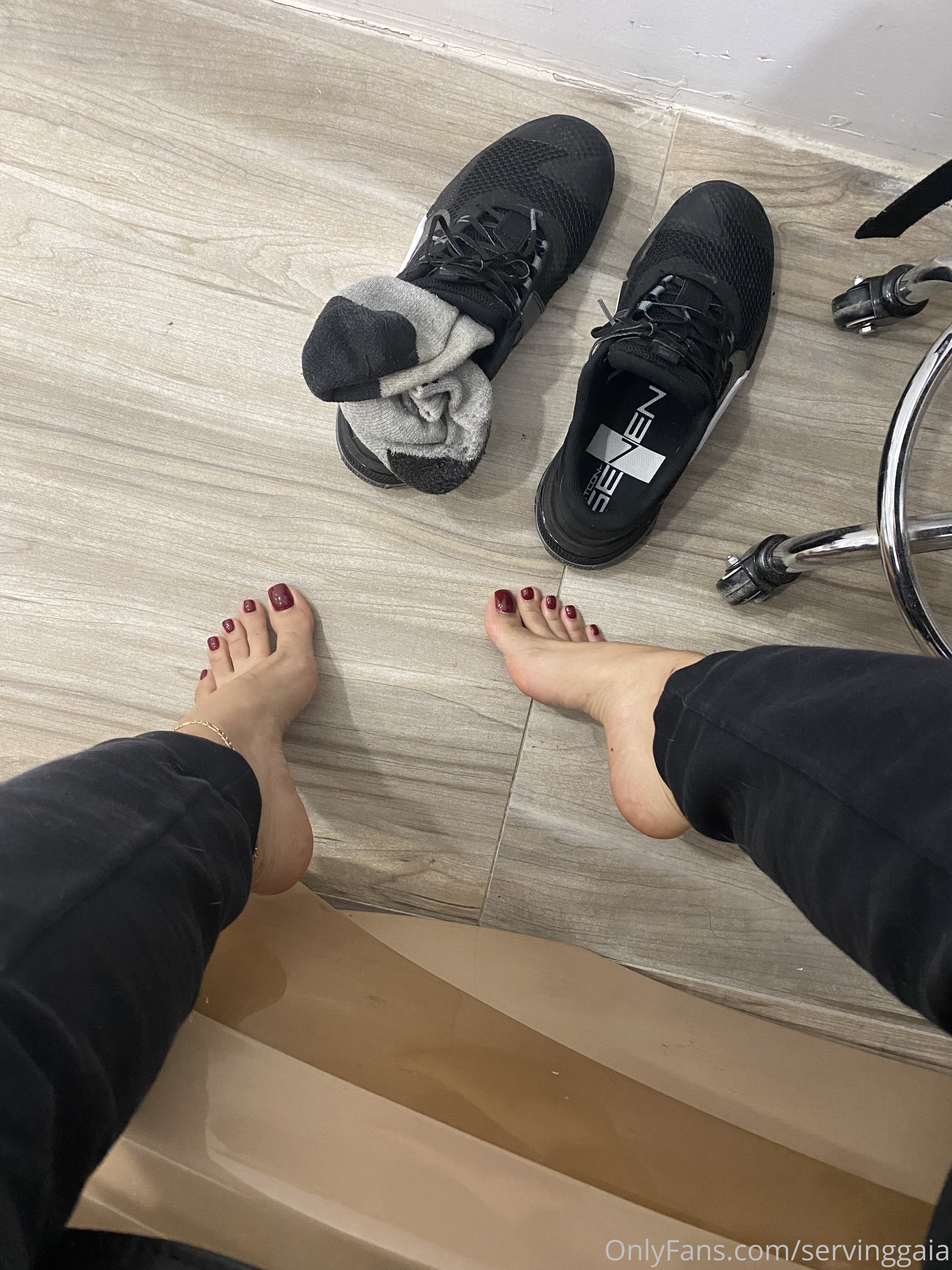 servinggaia feet photo 3