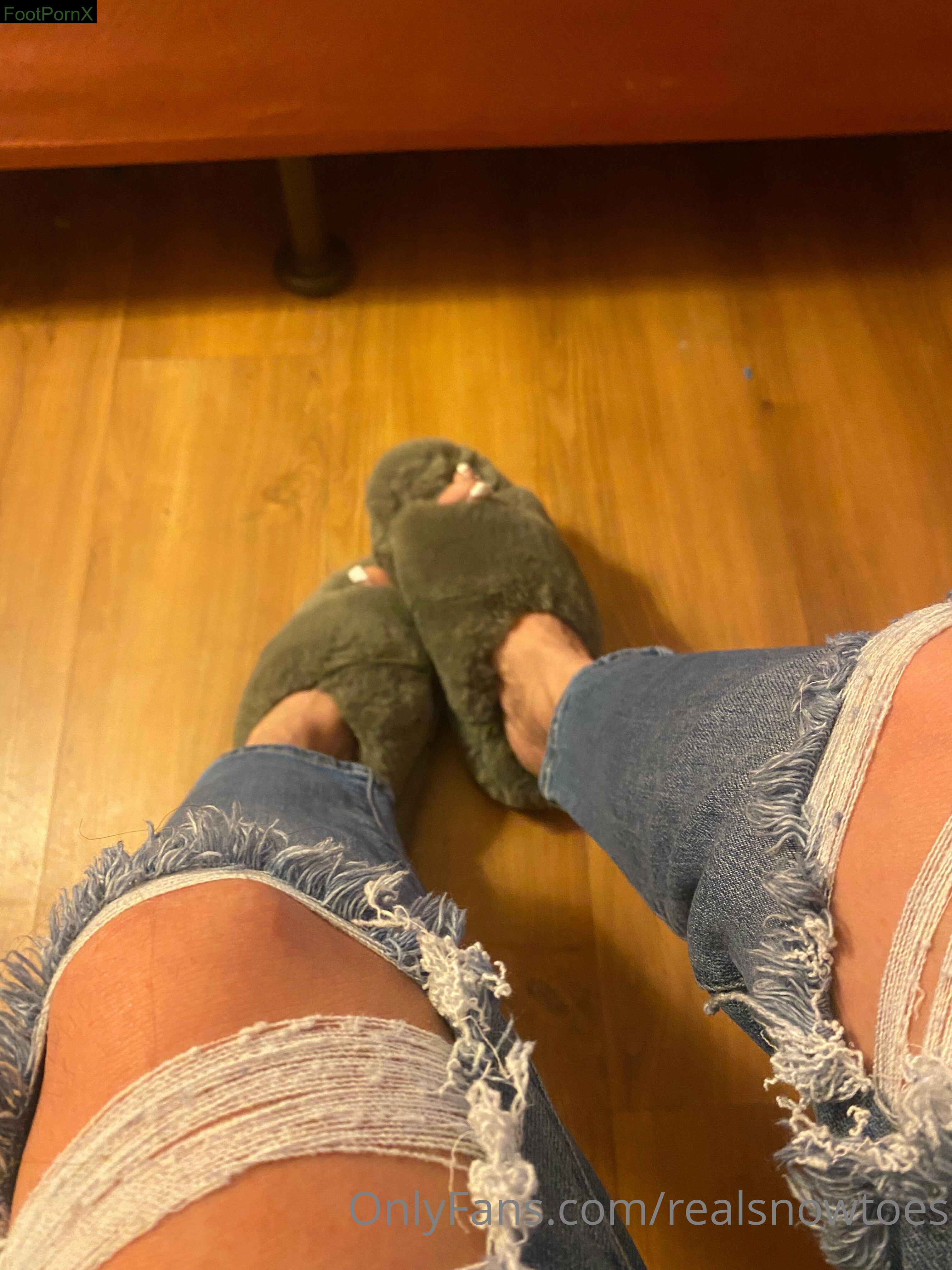 realsnowtoes feet photo 22