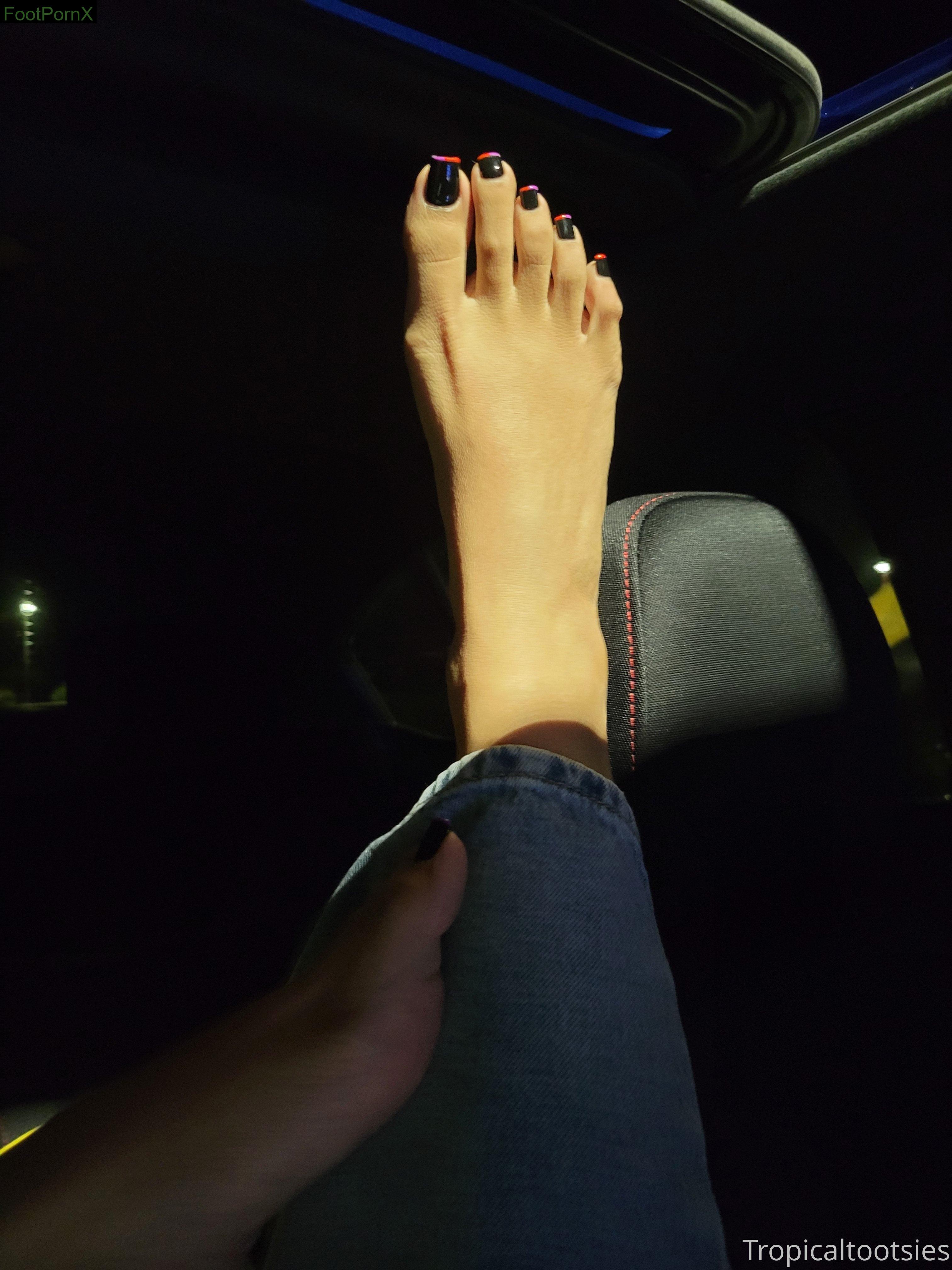tropicaltootsies feet photo 3