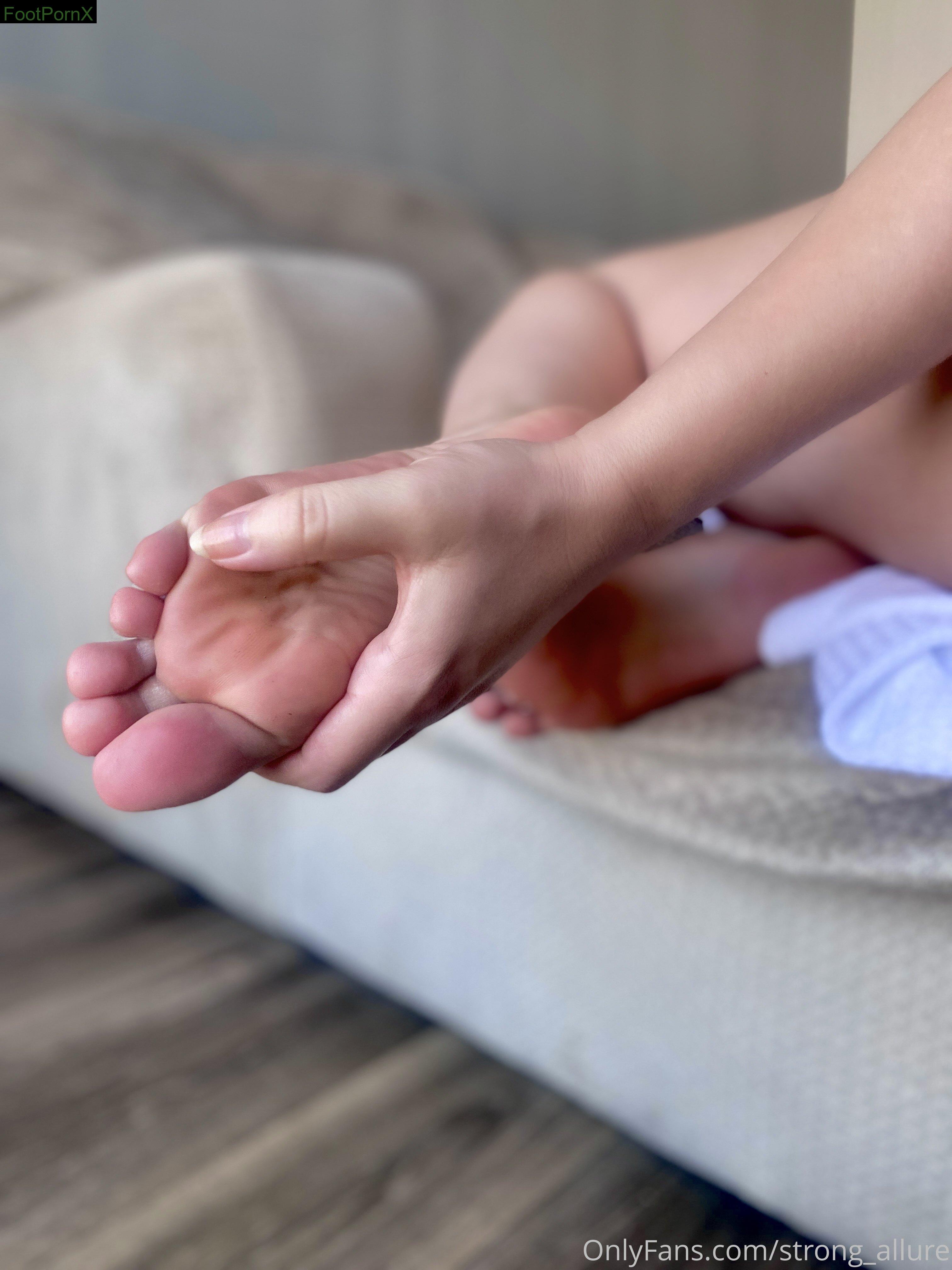 strong_allure feet photo 9