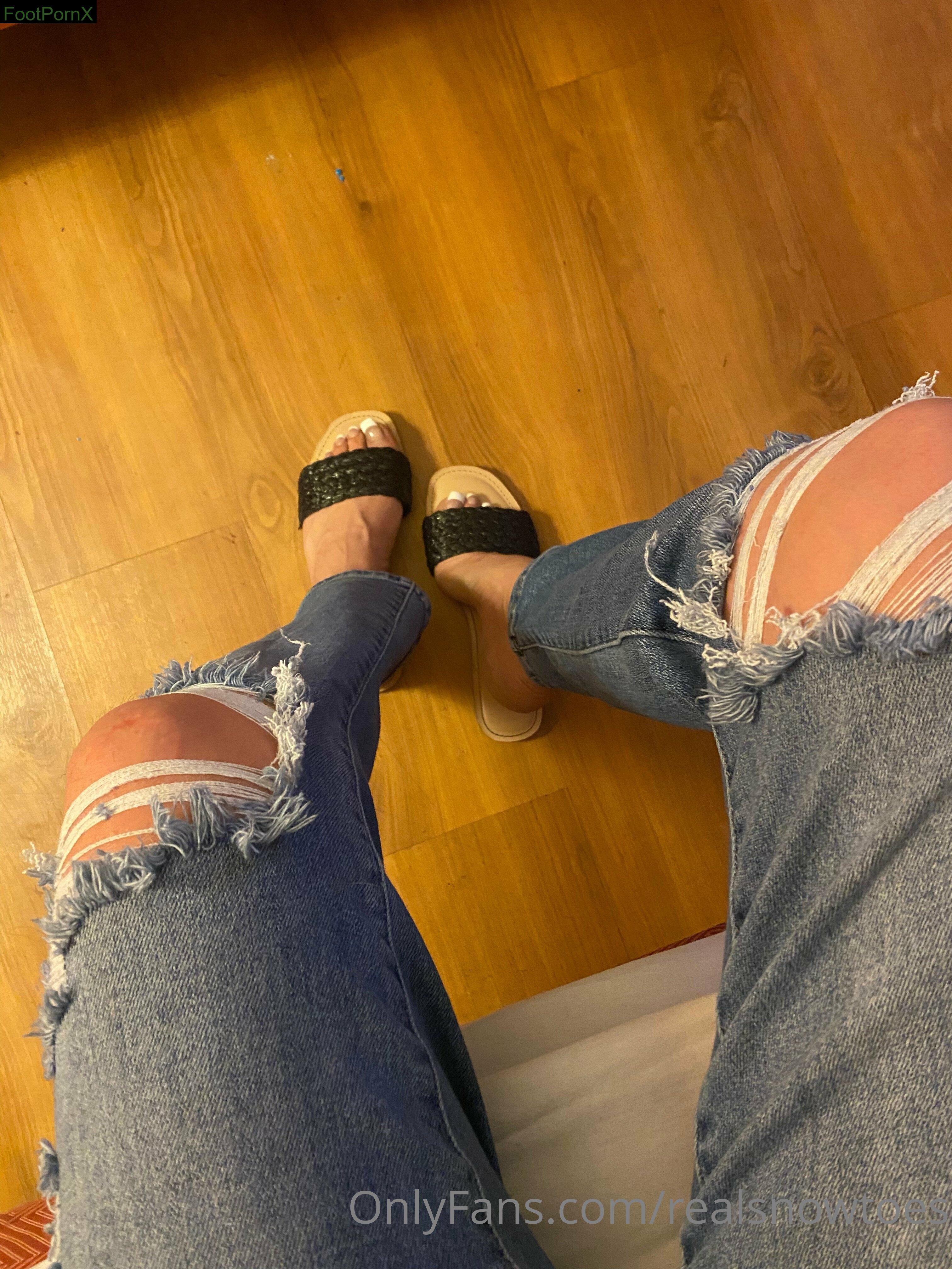 realsnowtoes feet photo 12