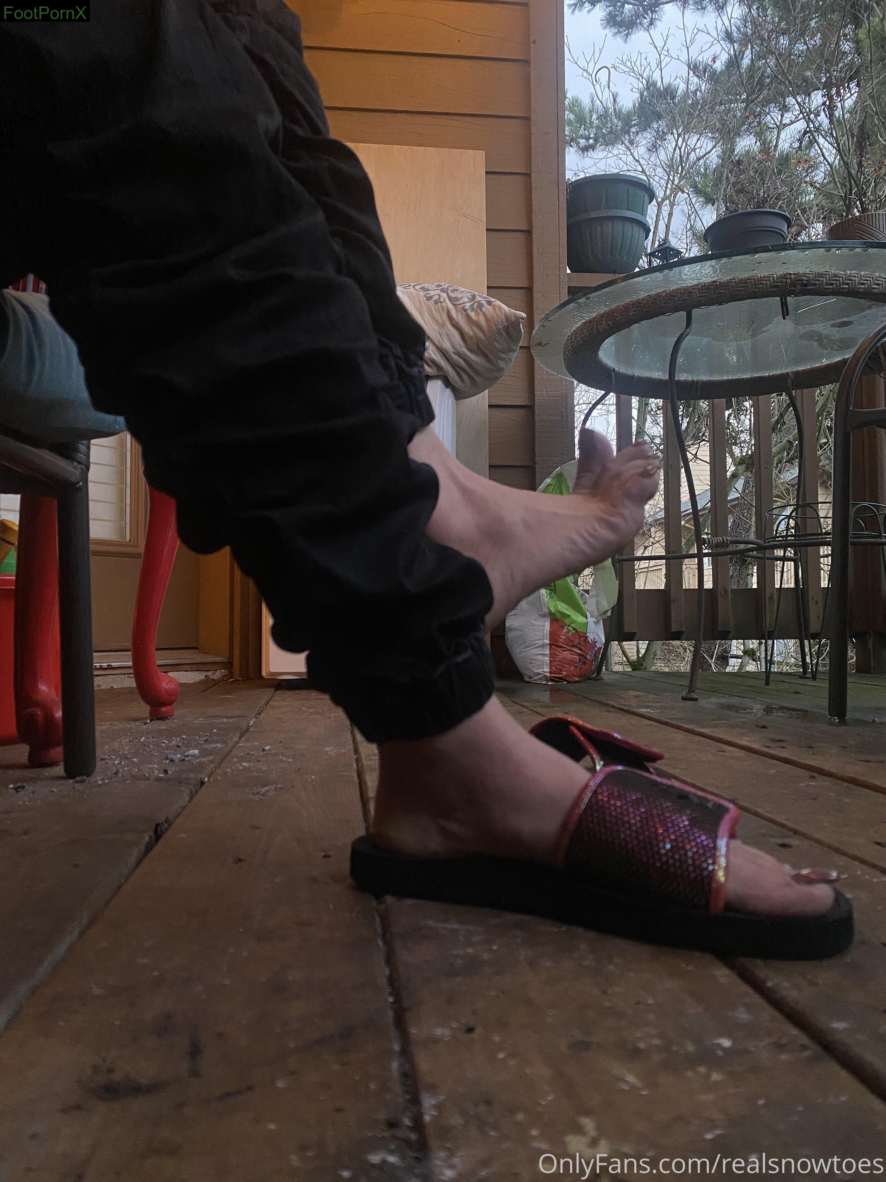 realsnowtoes feet photo 11