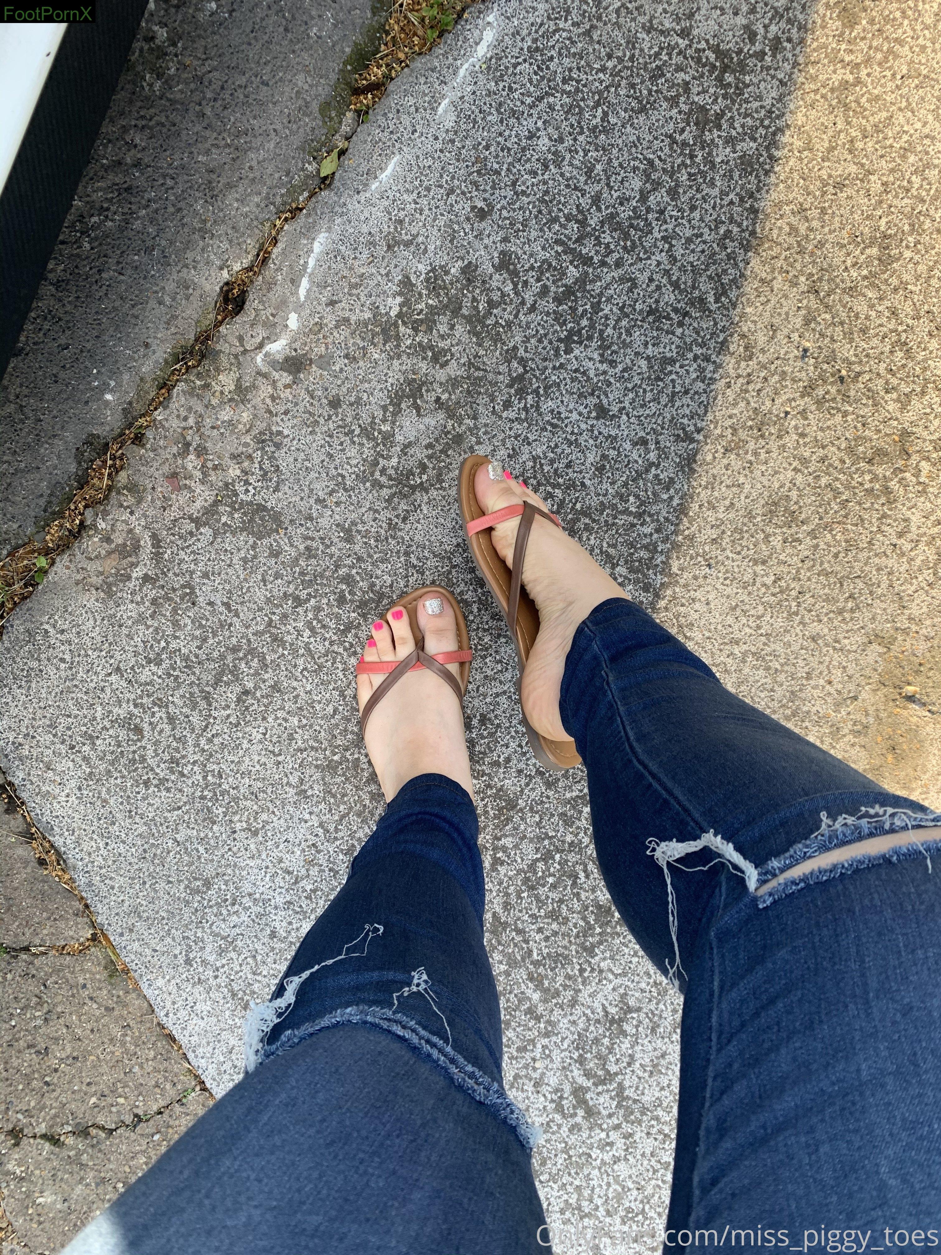 miss_piggy_toes feet photo 12