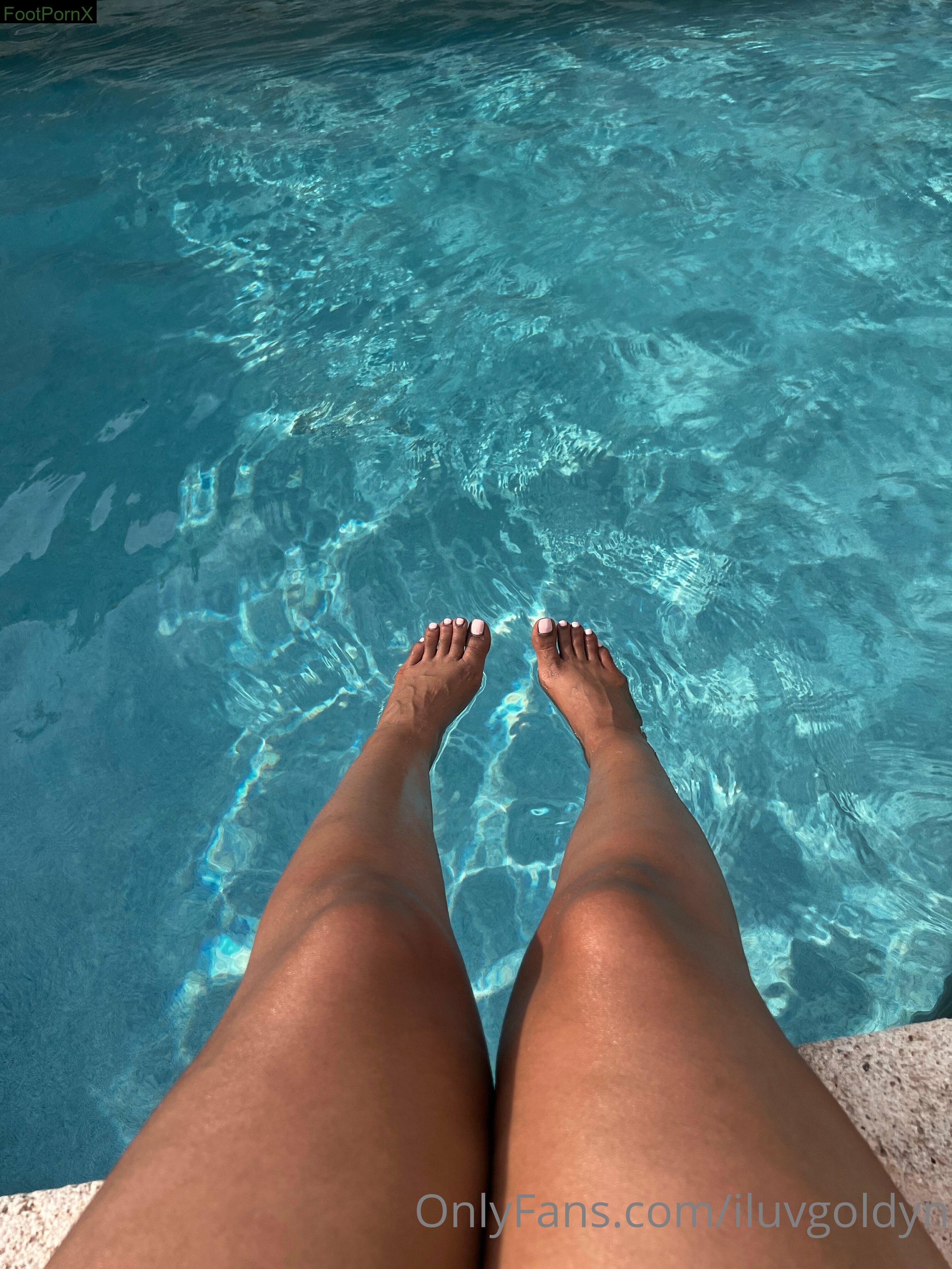 iluvgoldyn feet photo 1