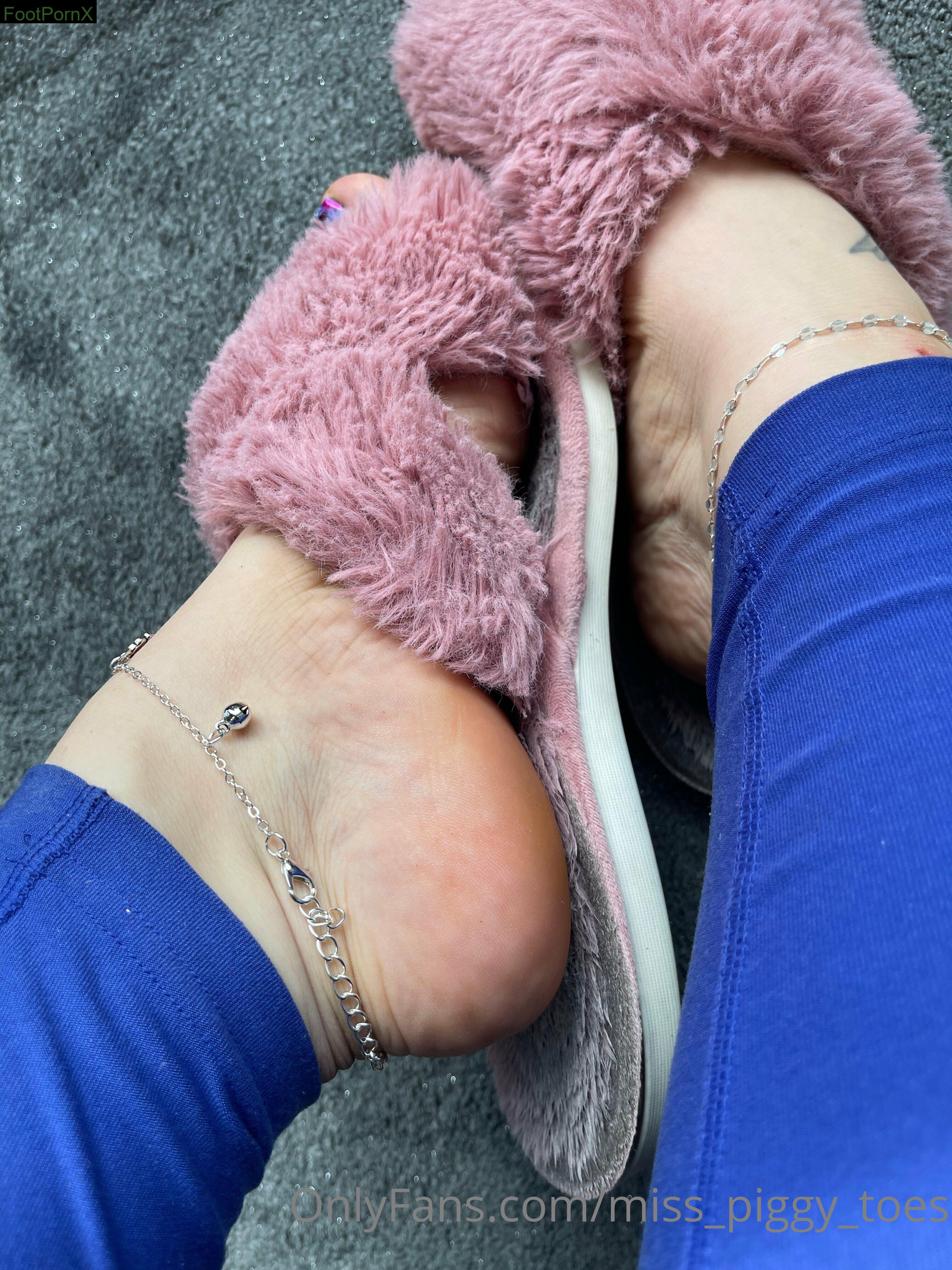 miss_piggy_toes feet photo 6