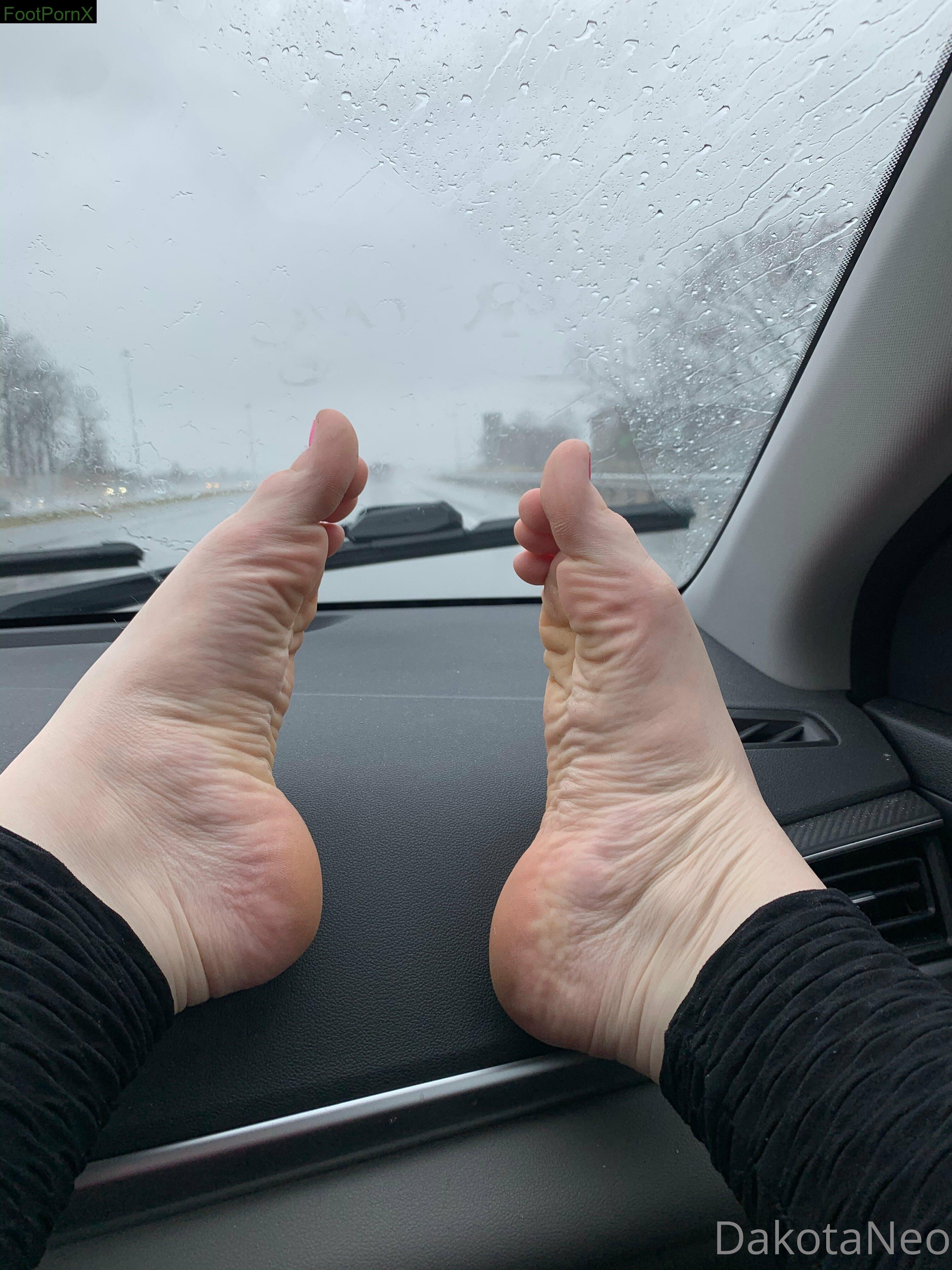 dakotaneo feet photo 17