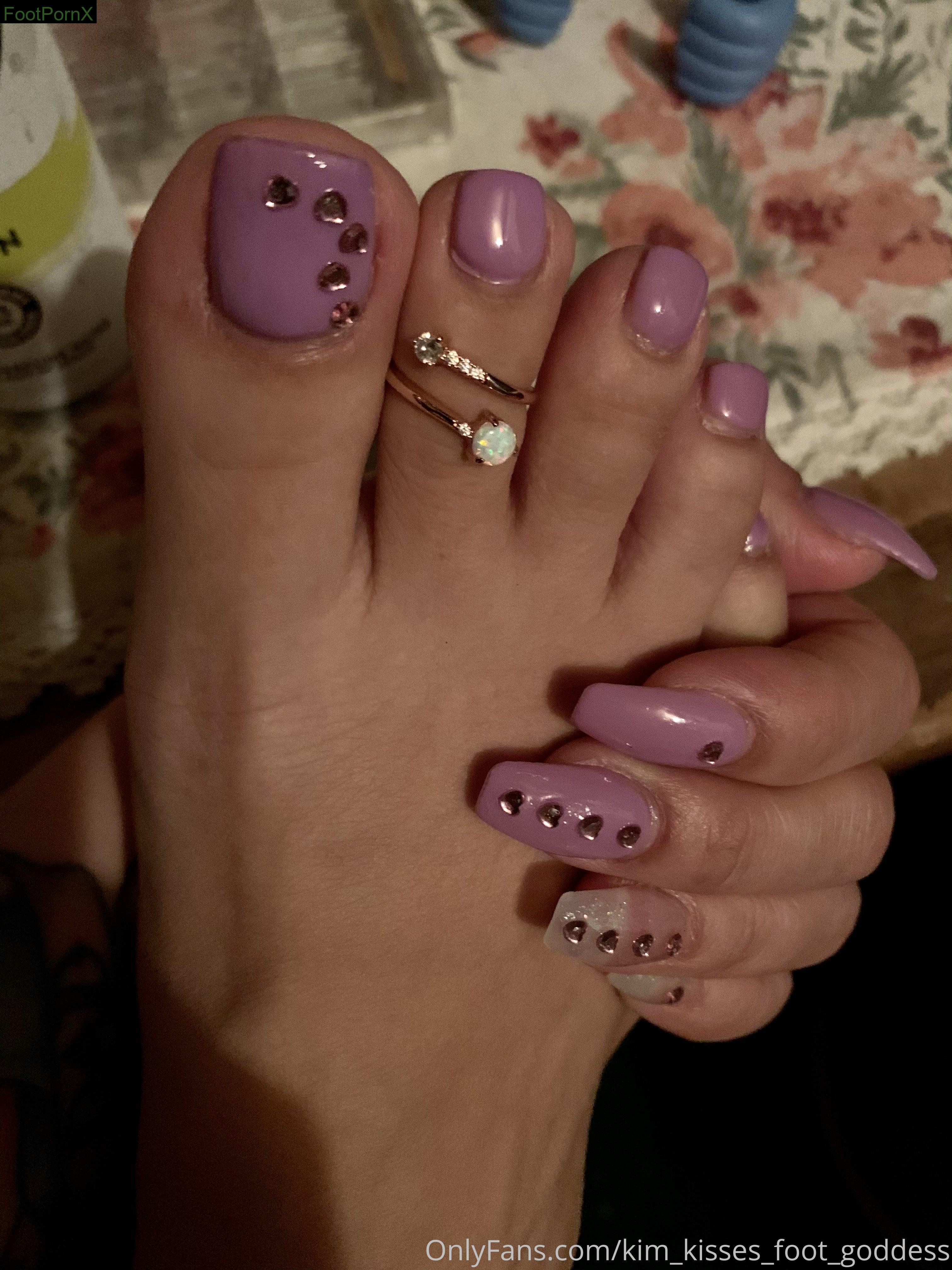 kim_kisses_foot_goddess feet photo 4