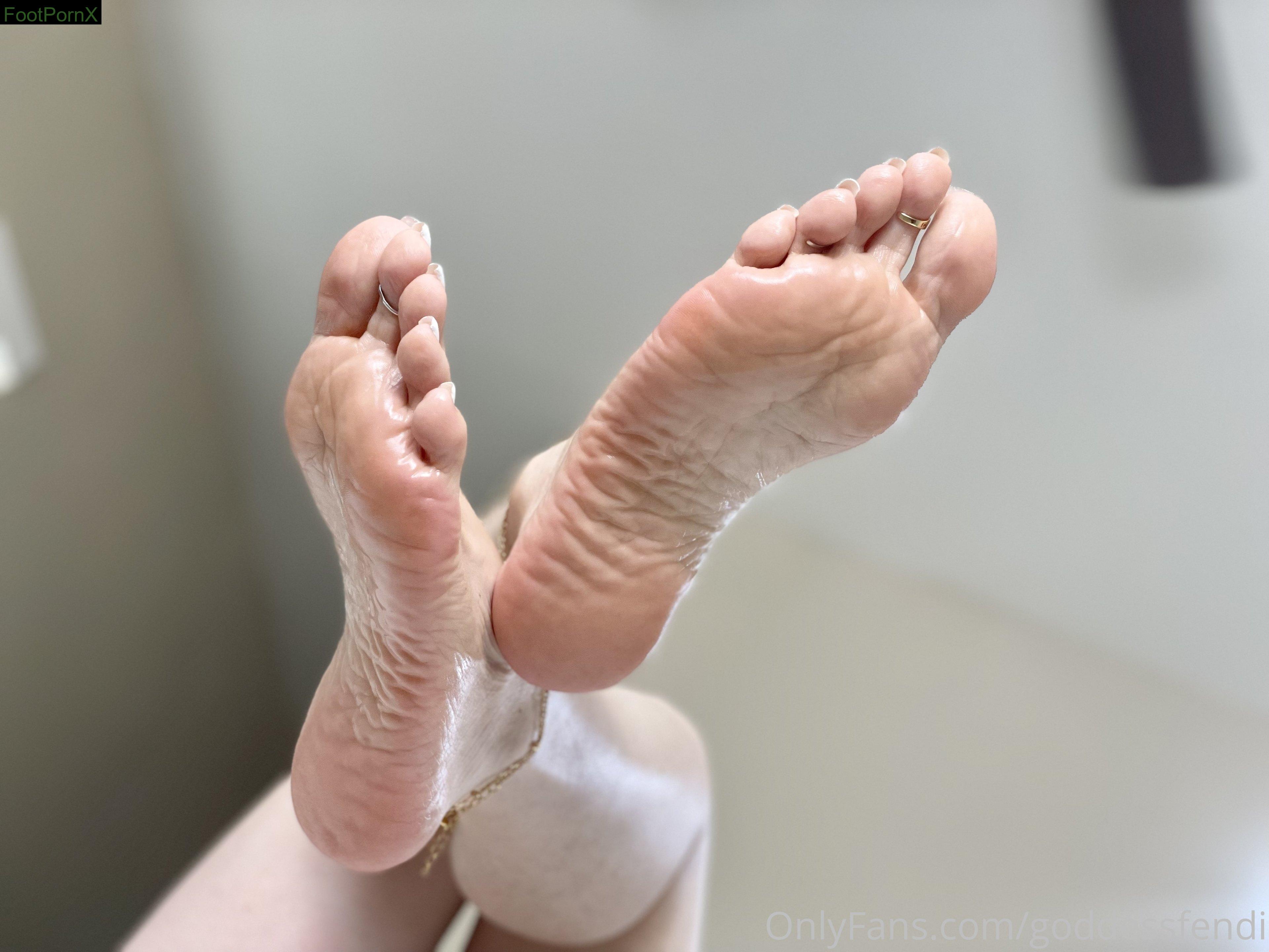 goddessfendi feet photo 9