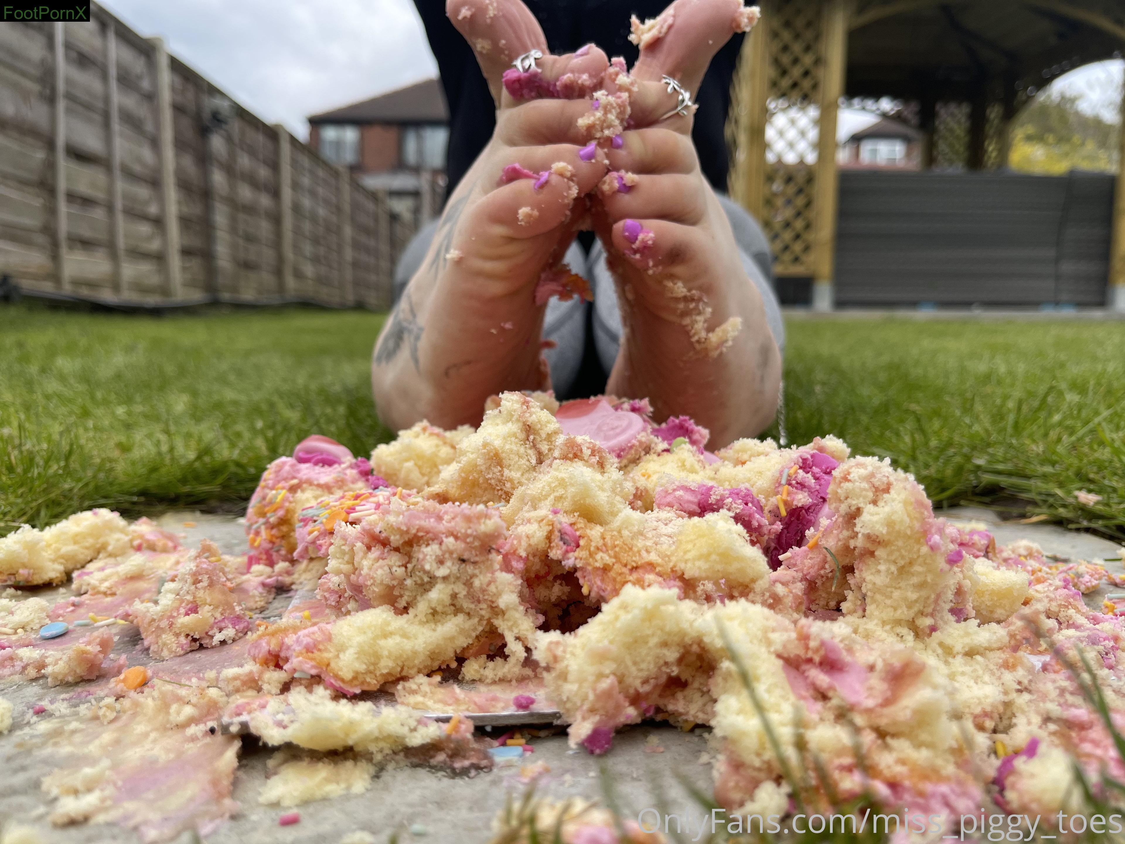 miss_piggy_toes feet photo 10