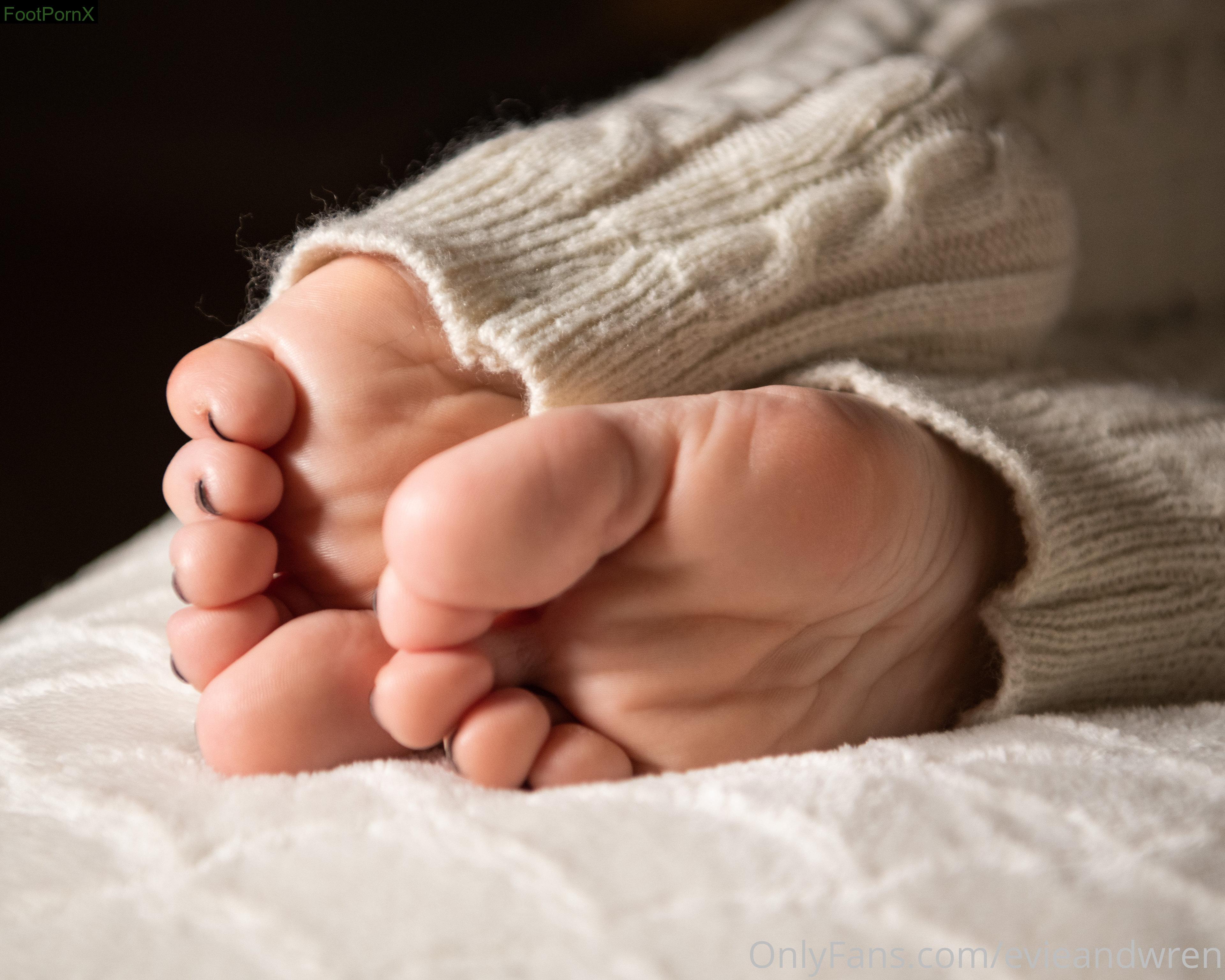evieandwren feet photo 16