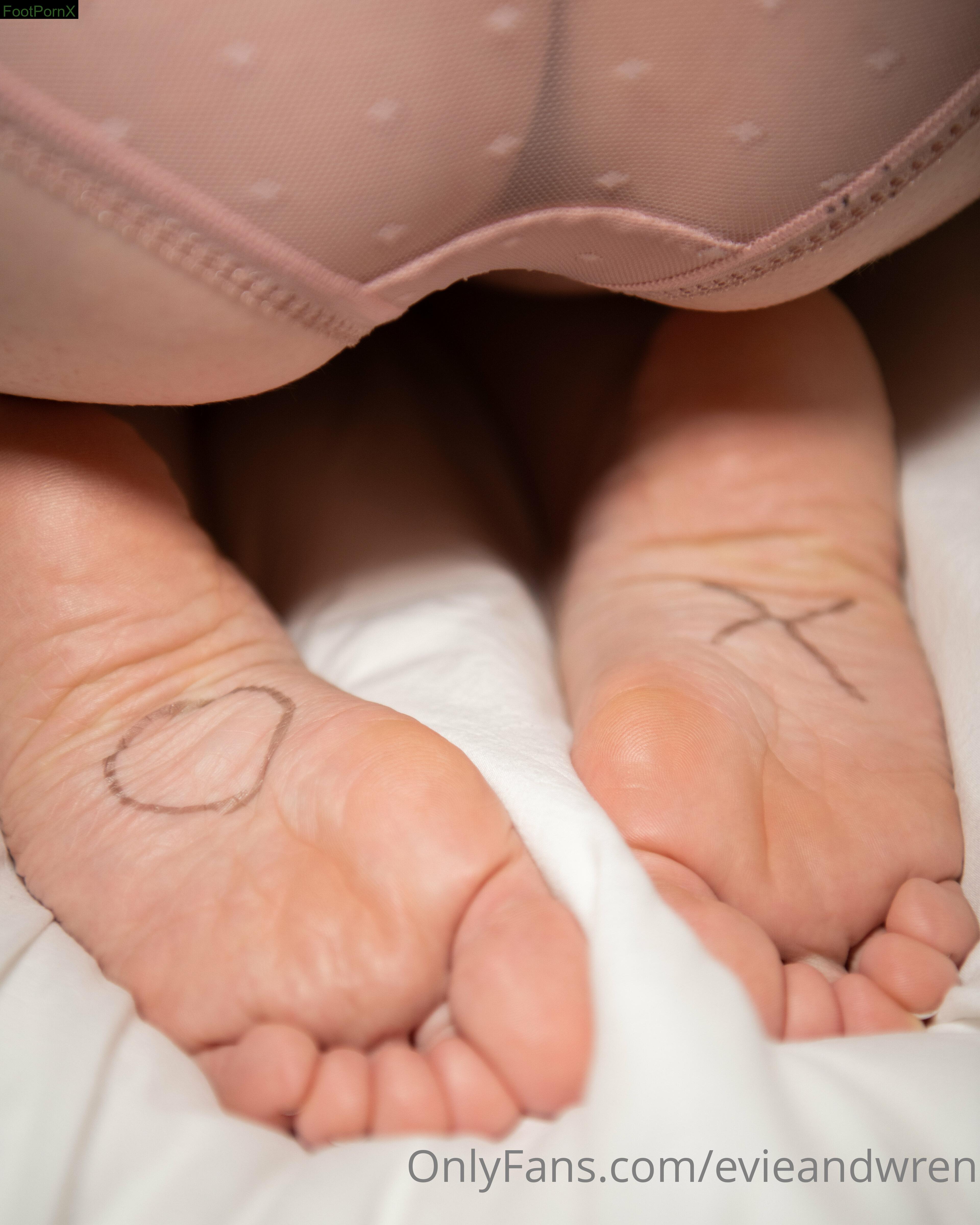 evieandwren feet photo 12