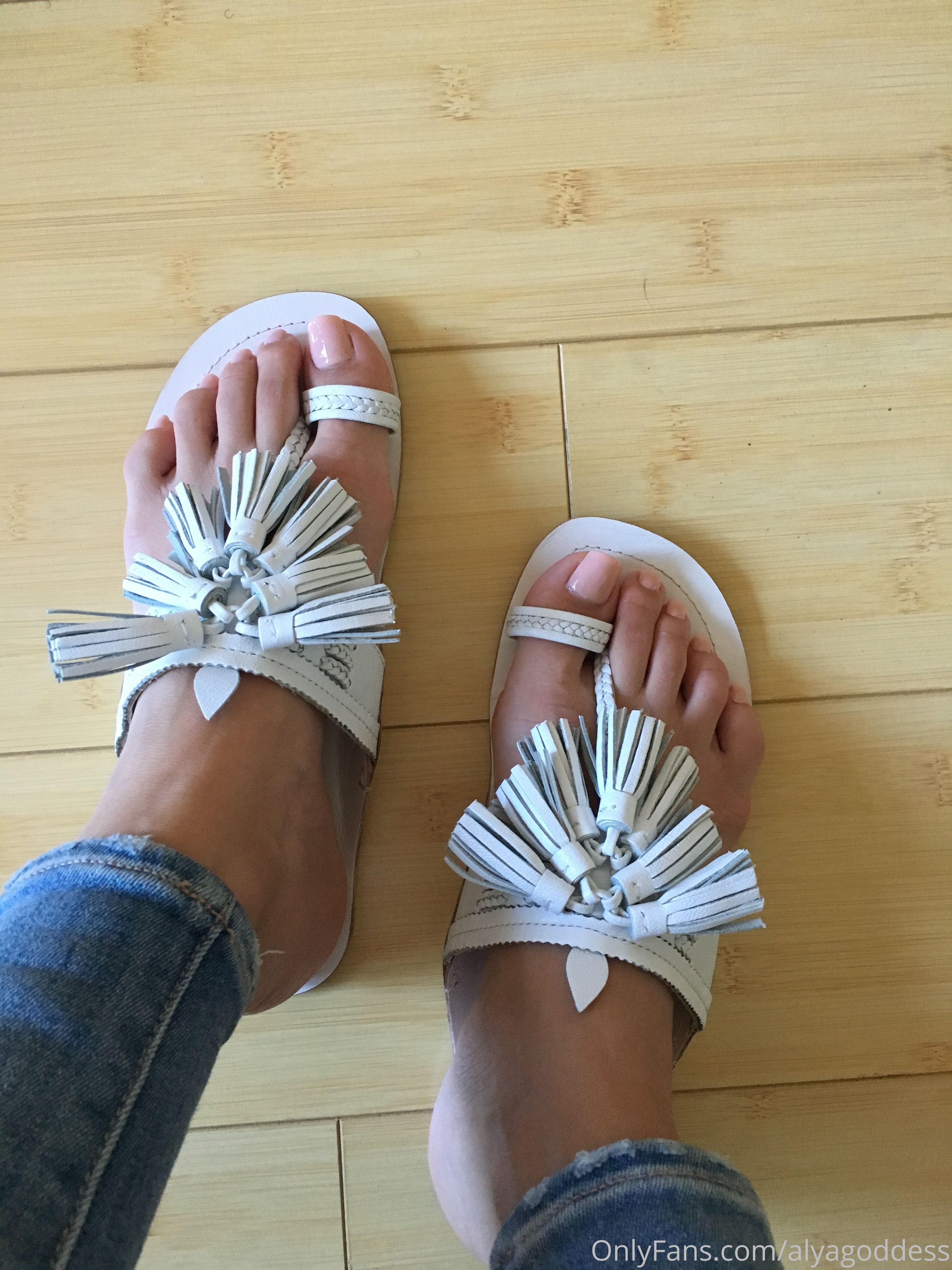 alyagoddess feet photo 1