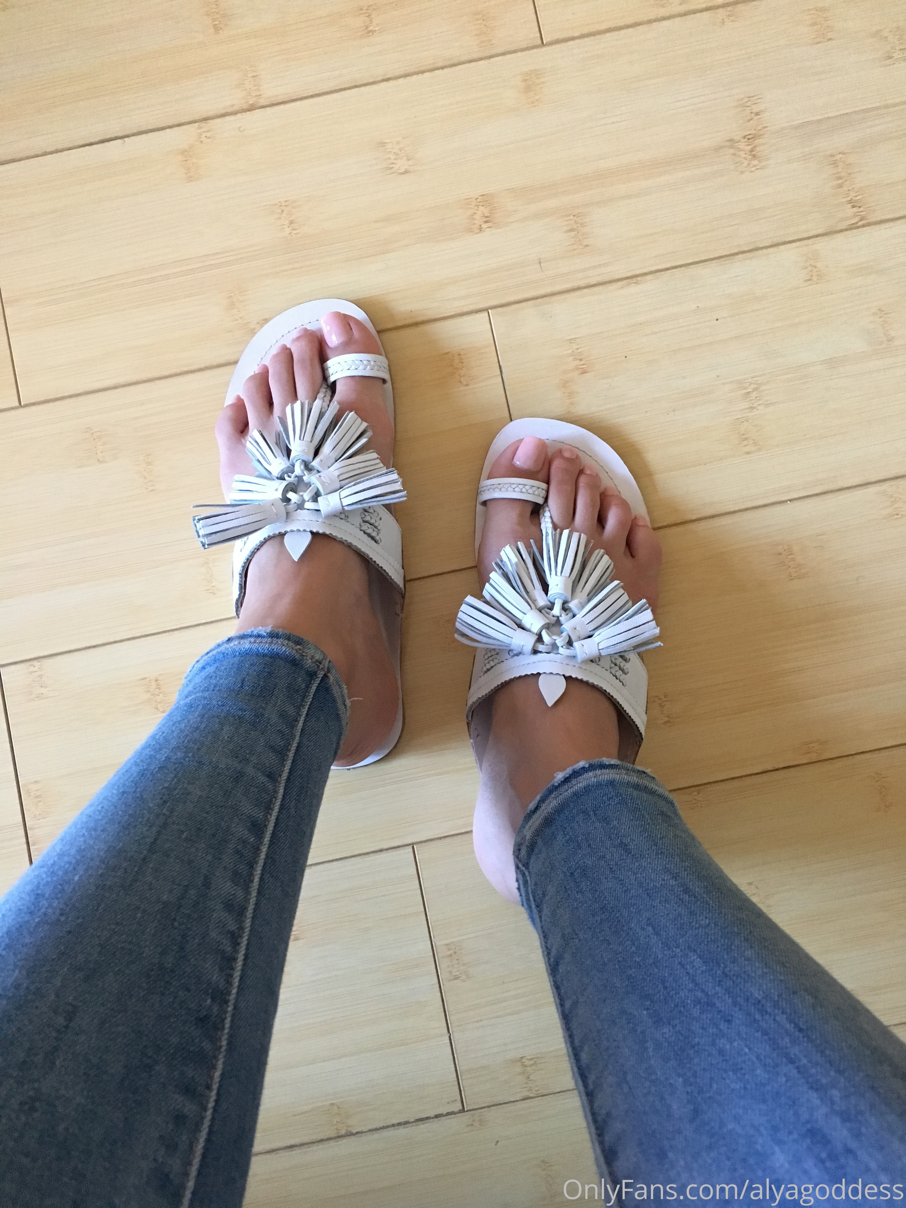 alyagoddess feet photo 2