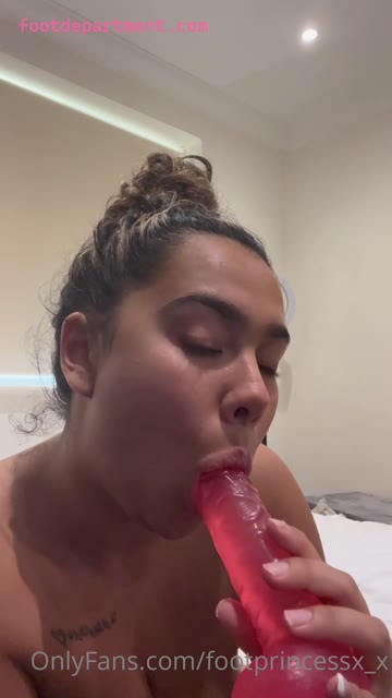 footprincessx_x playing with her pussy feet in air