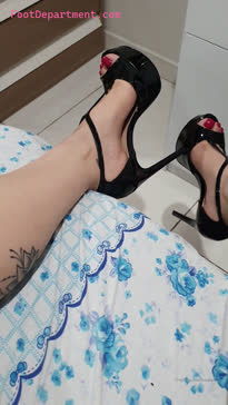 loirafeet brazilian goddess red toes