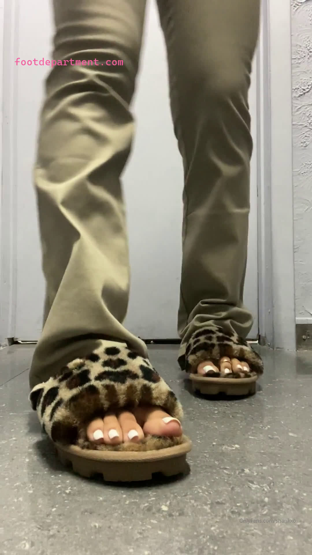jazmynxo feet in changing room