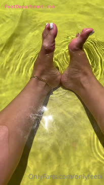 onlyfeetk in the pool showcasing feet