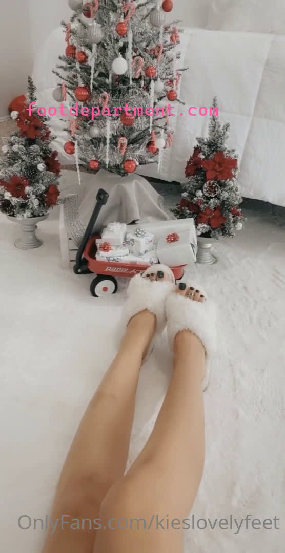 kieslovelyfeet christmas fluffy slippers removal green toes