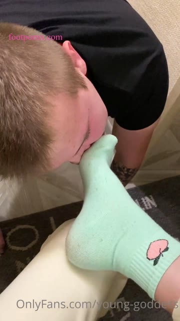 young-goddess  foot porn 1