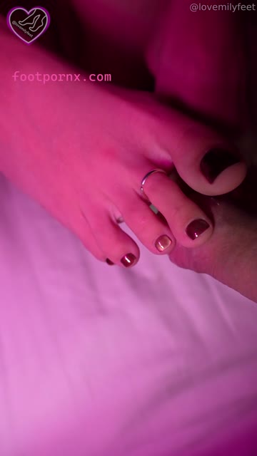 lovemilyfeet giving boyfriend footjobs 1