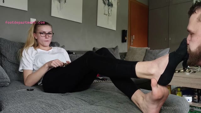 emmysfeetandsocks video makes her boyfriend worhip her feet driving