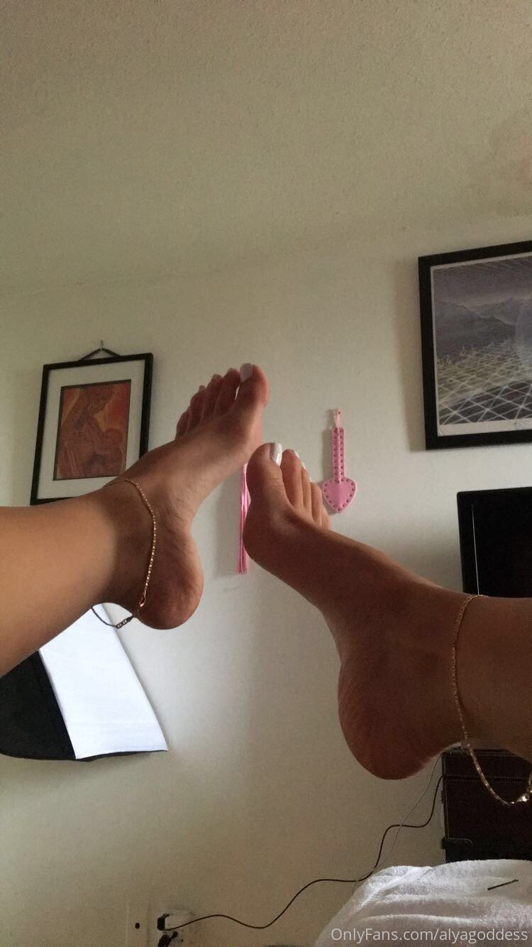 alyagoddess feet photo 2